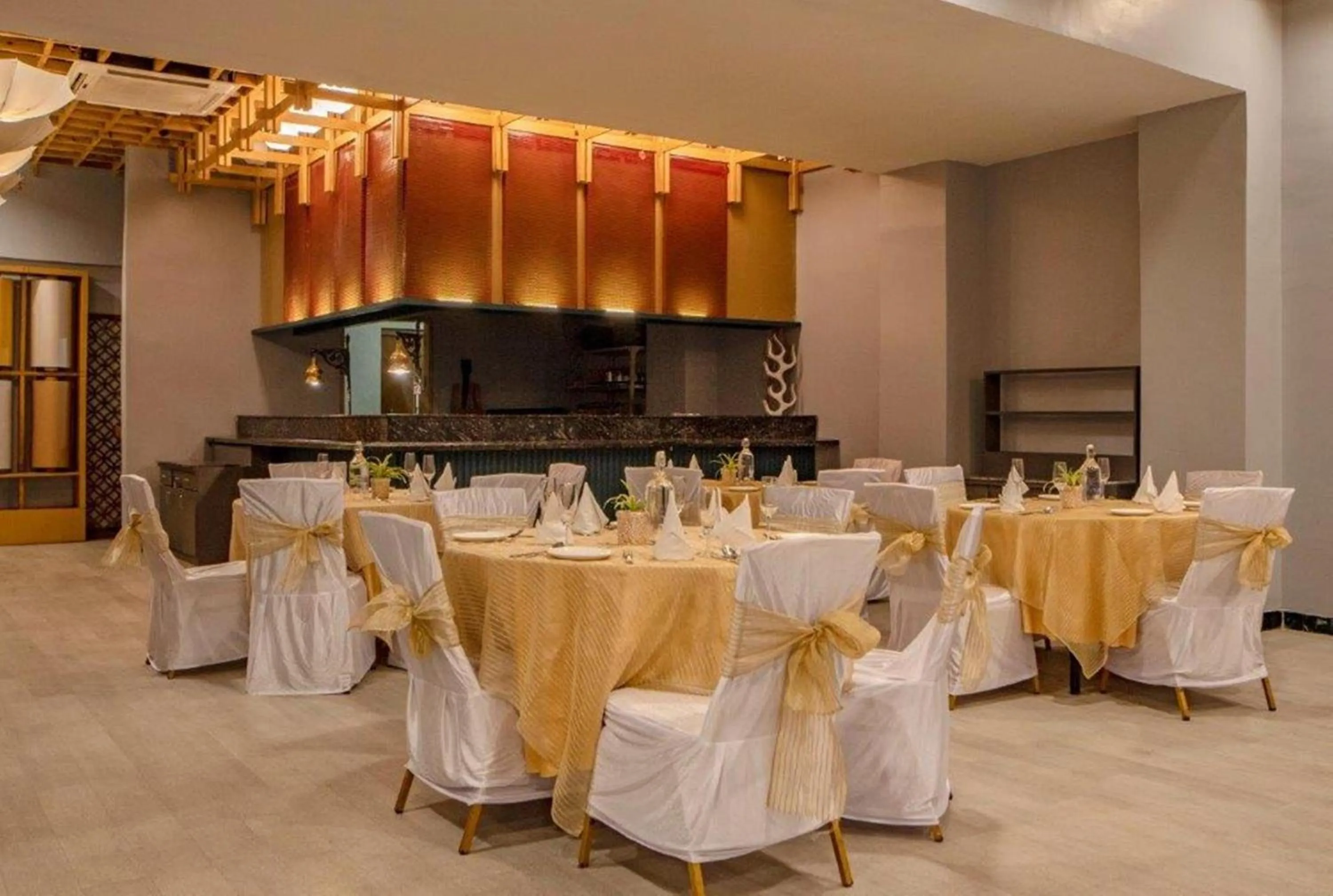 Banquet/Function facilities in Golden Tulip Udaipur