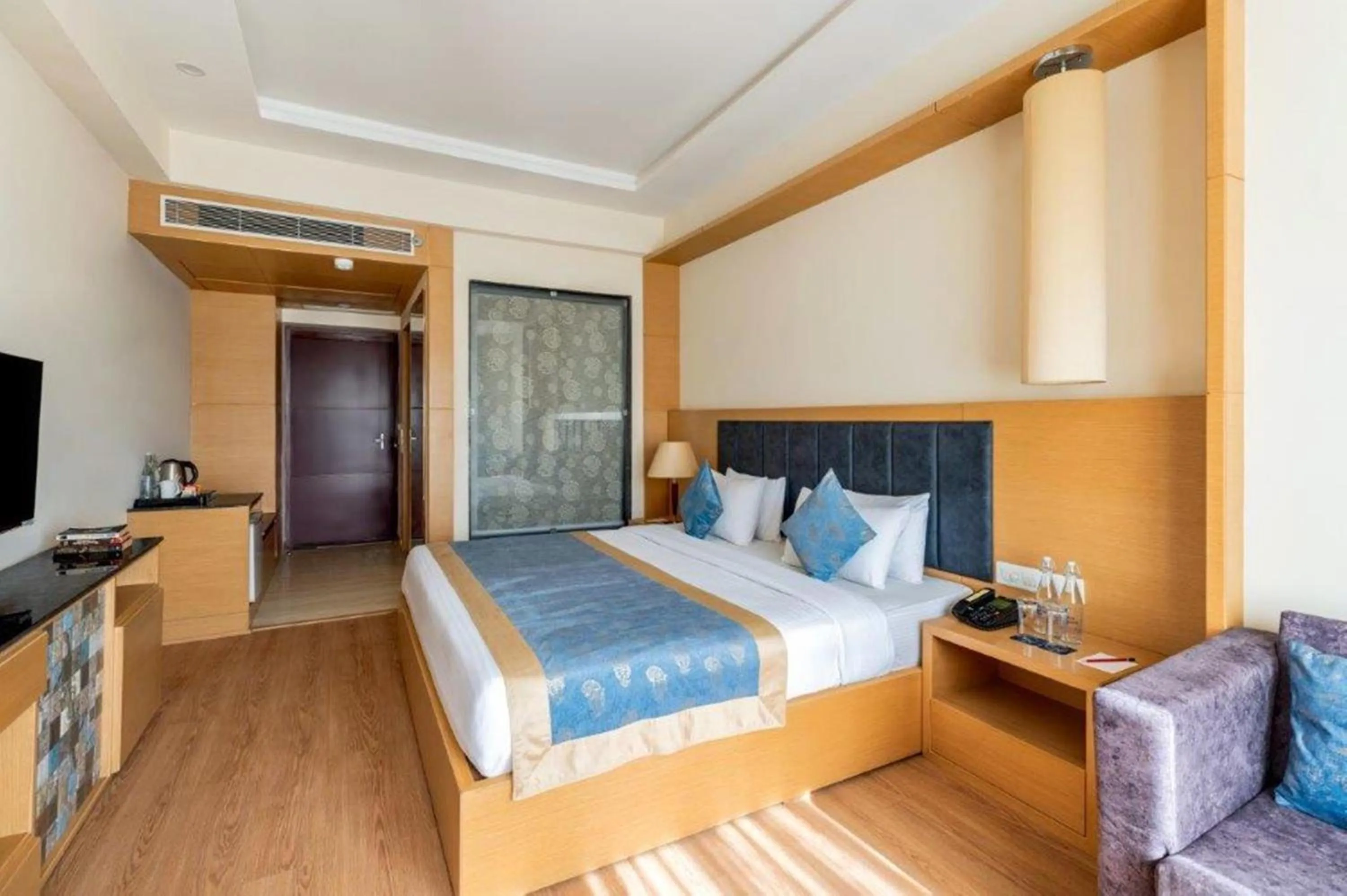 Bedroom in Golden Tulip Udaipur