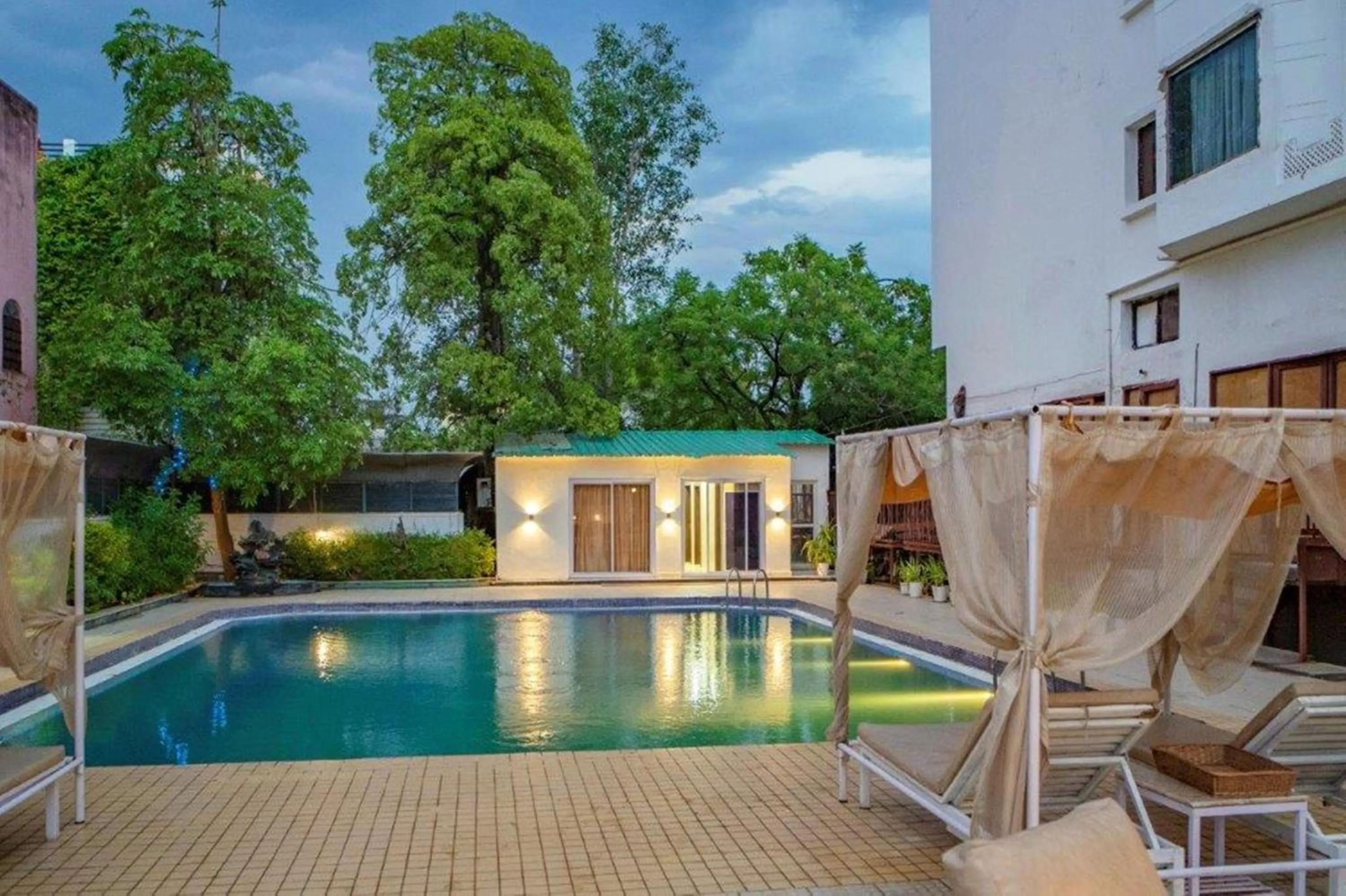 Swimming pool in Golden Tulip Udaipur