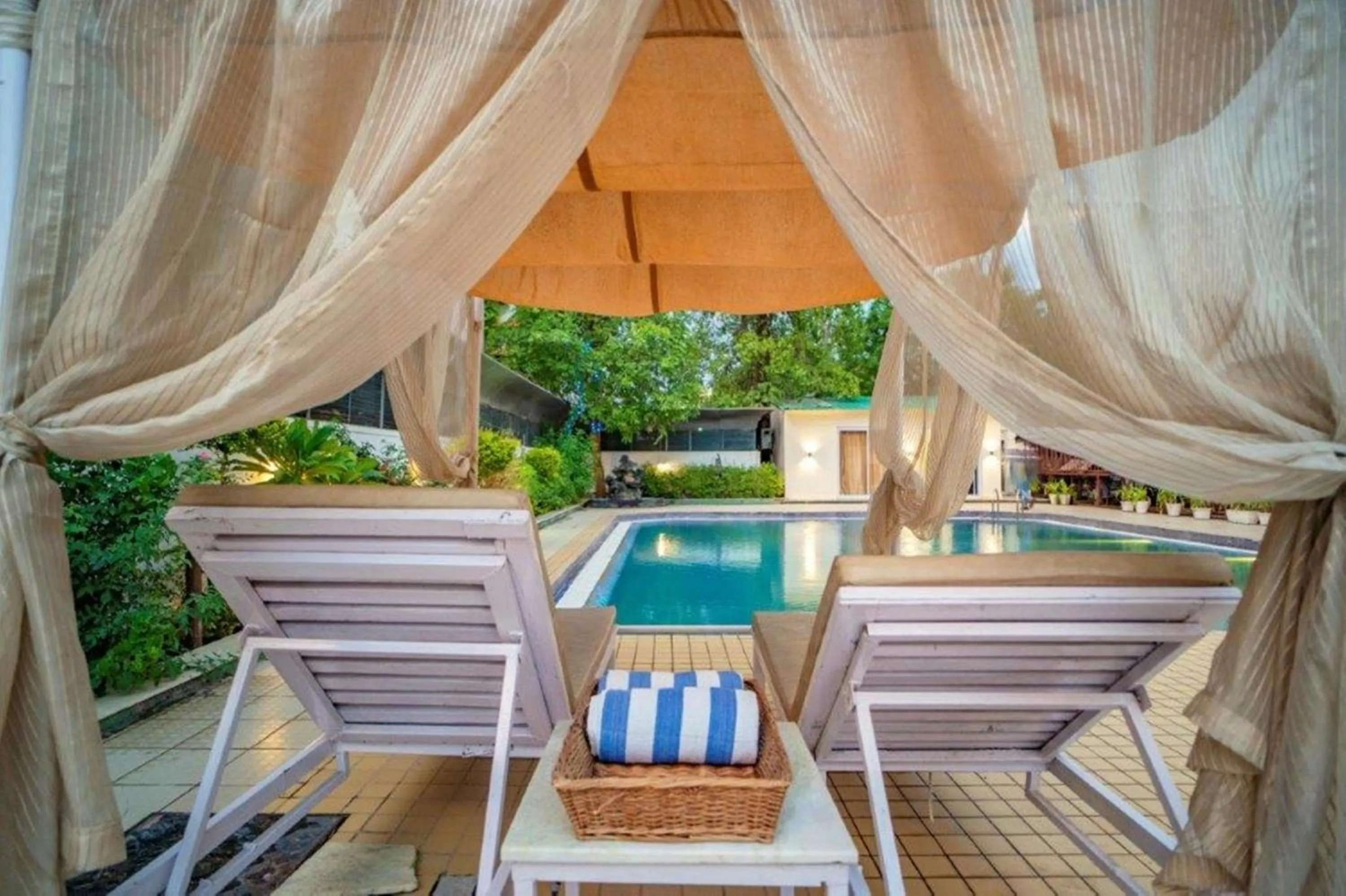 Swimming pool in Golden Tulip Udaipur