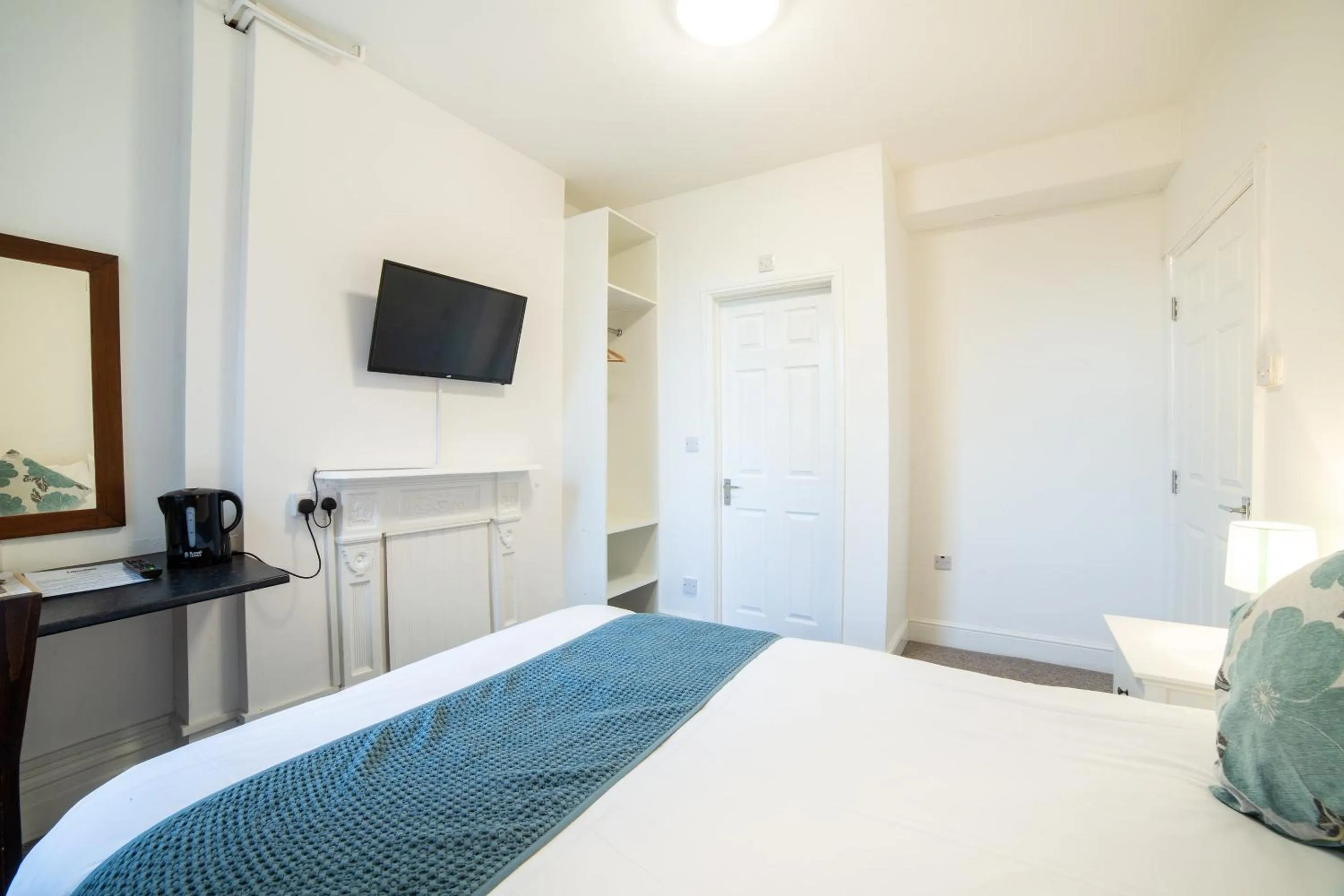 Bedroom, Bed in OYO Lonsdale Guest House