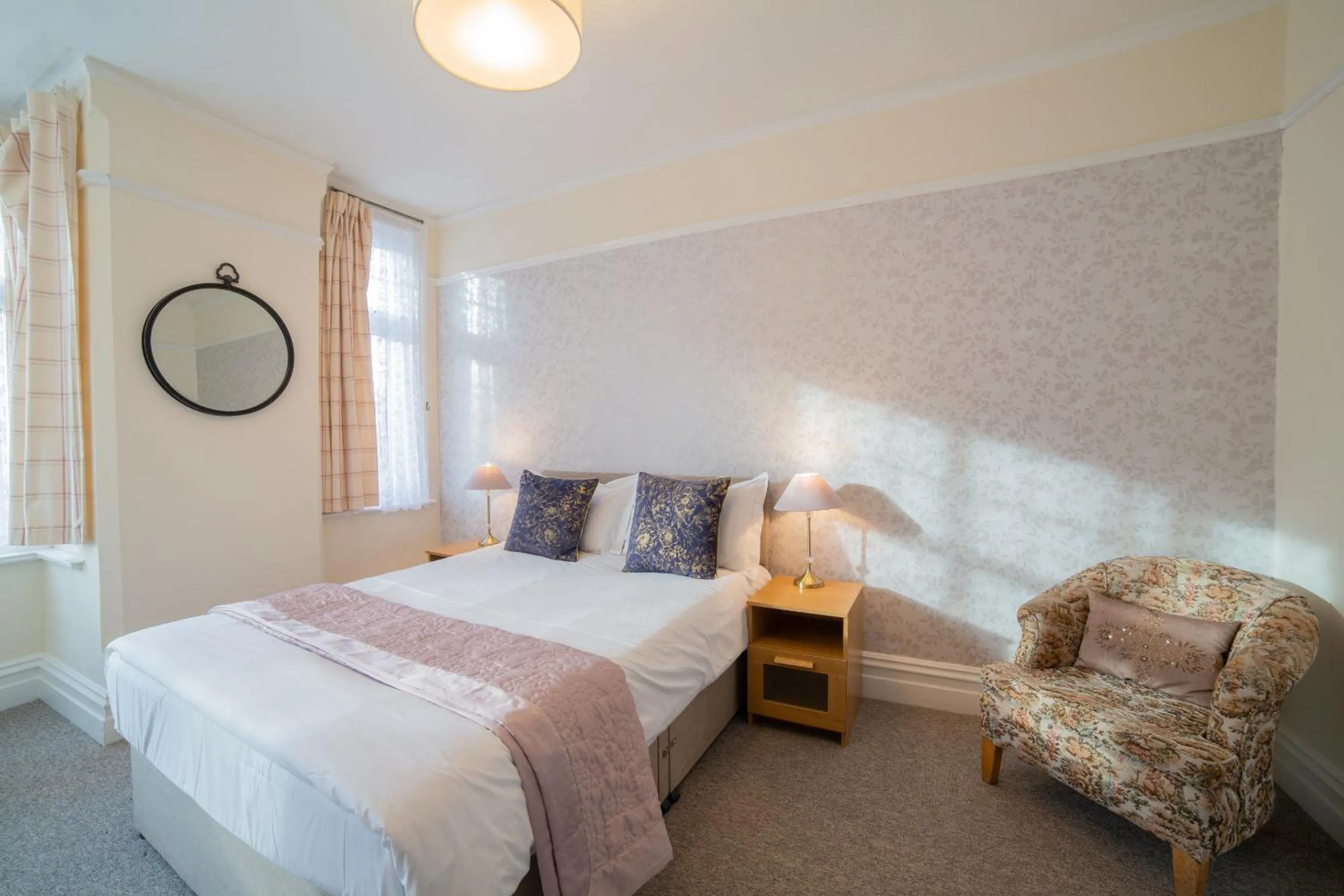 Bedroom, Bed in OYO Lonsdale Guest House