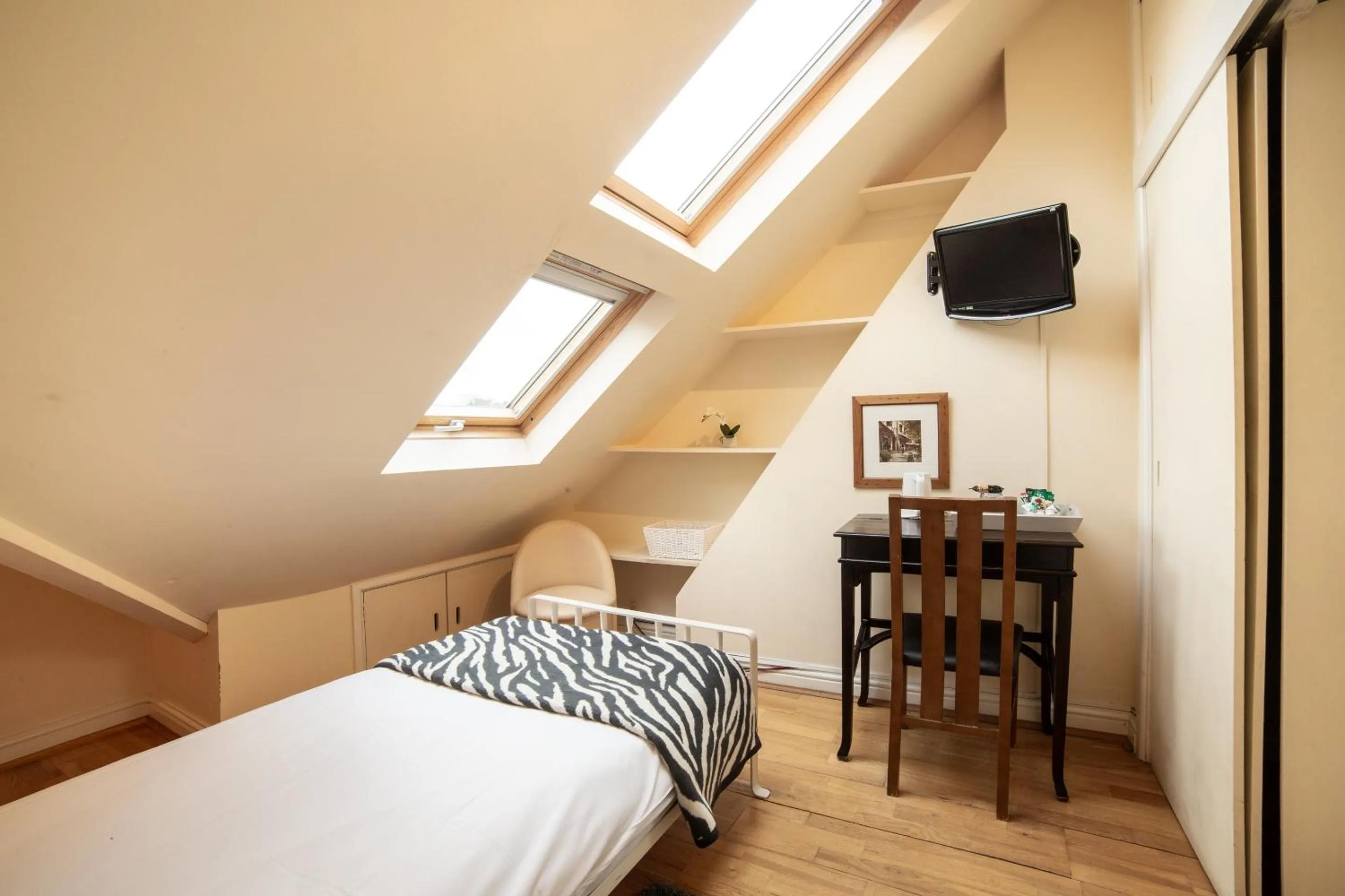 Bedroom, Bed in OYO Lonsdale Guest House