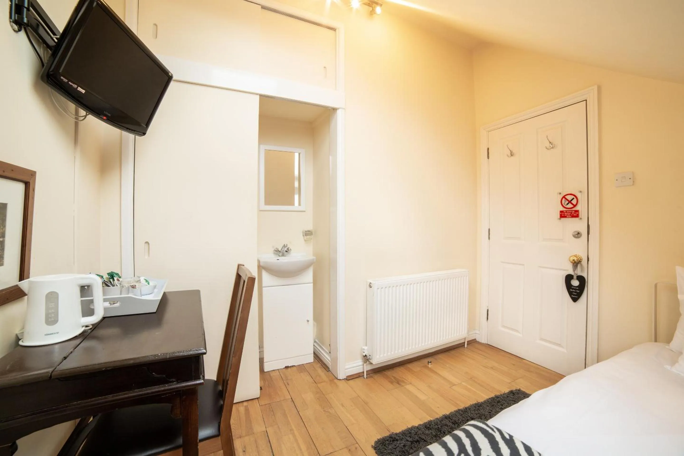 Bedroom, Bed in OYO Lonsdale Guest House