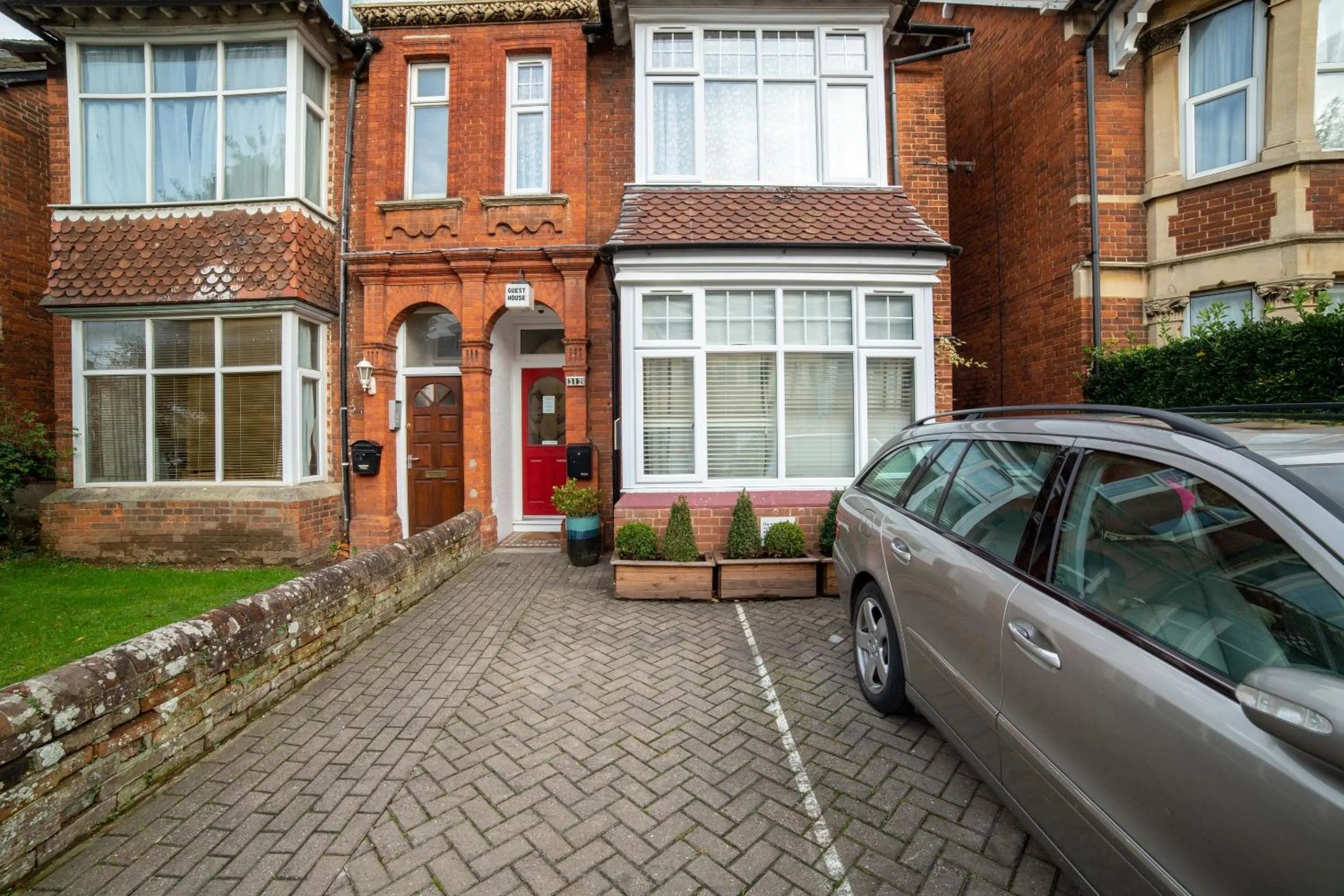 Facade/entrance in OYO Lonsdale Guest House