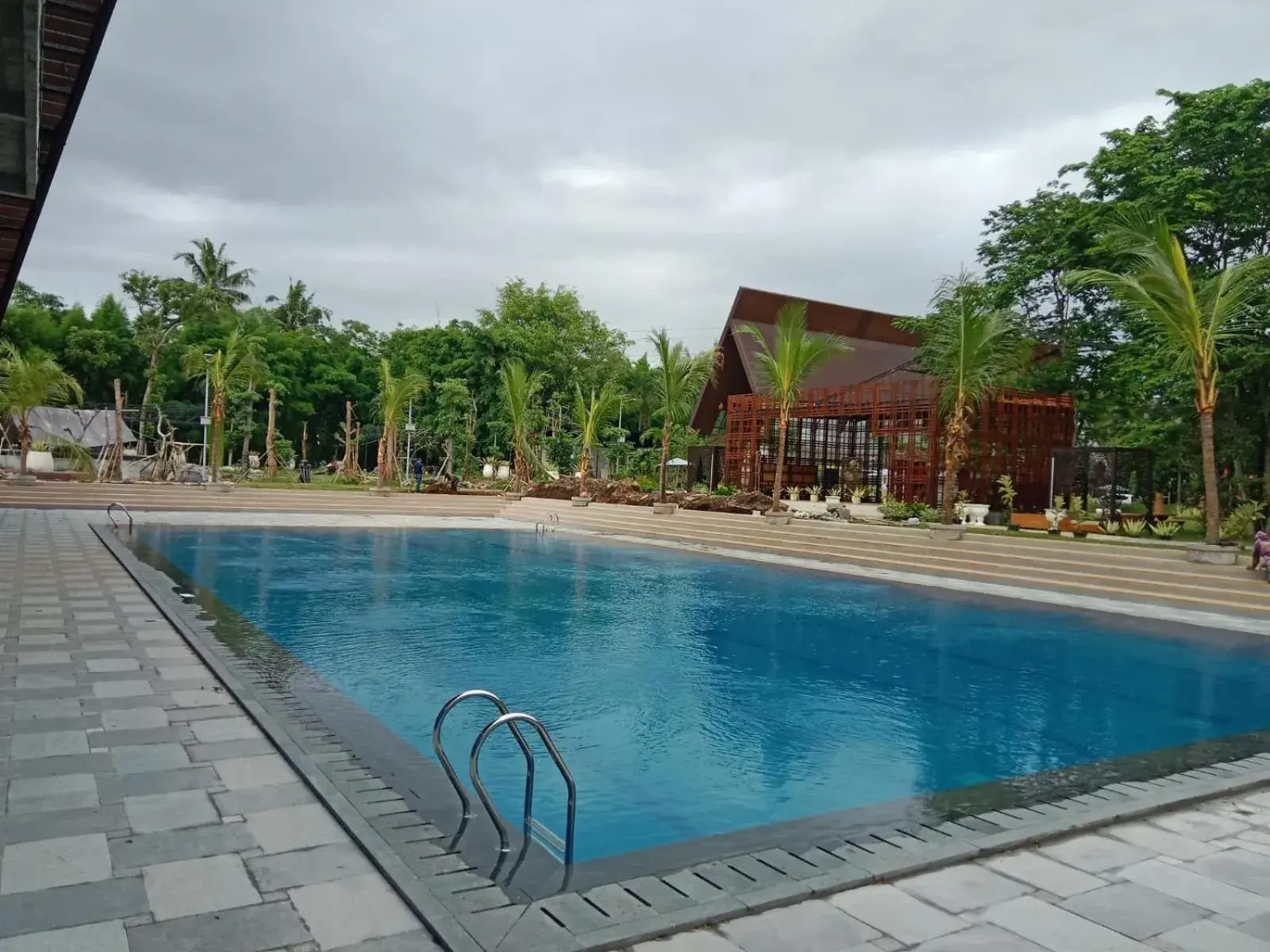 Swimming pool in Wyndham Garden Yogyakarta Hotel Conference & Action Park Swimming pool in Wyndham Garden Yogyakarta Hotel Conference & Action Park