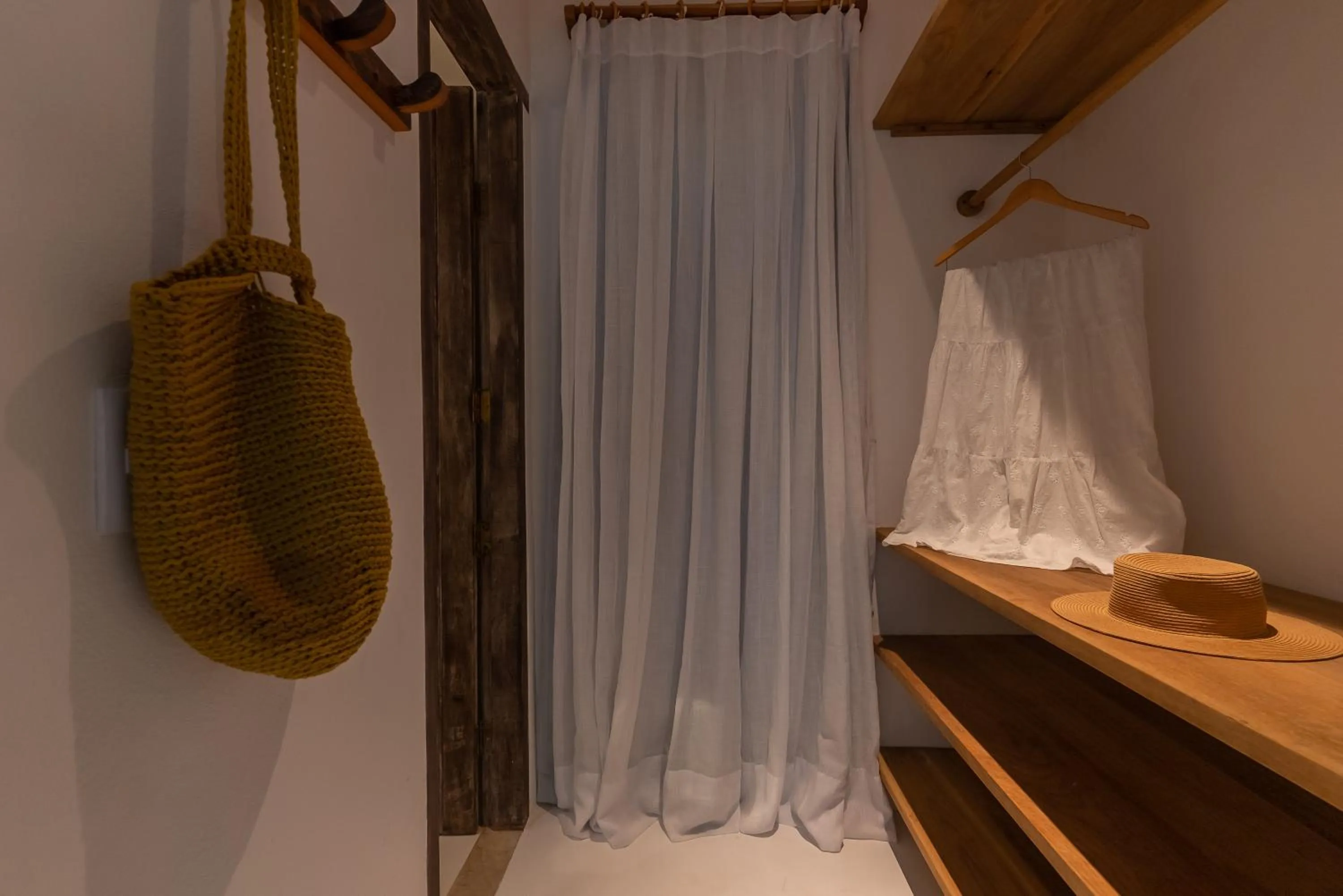 wardrobe in Hotel Vila São João