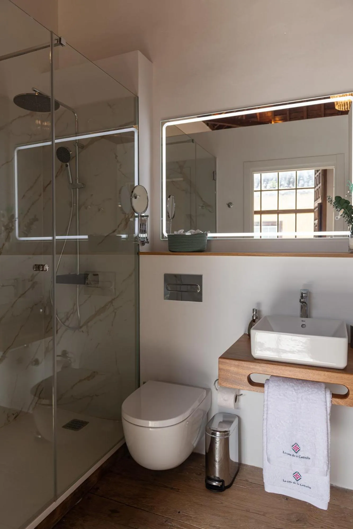 Shower in La Casa de La Camelia