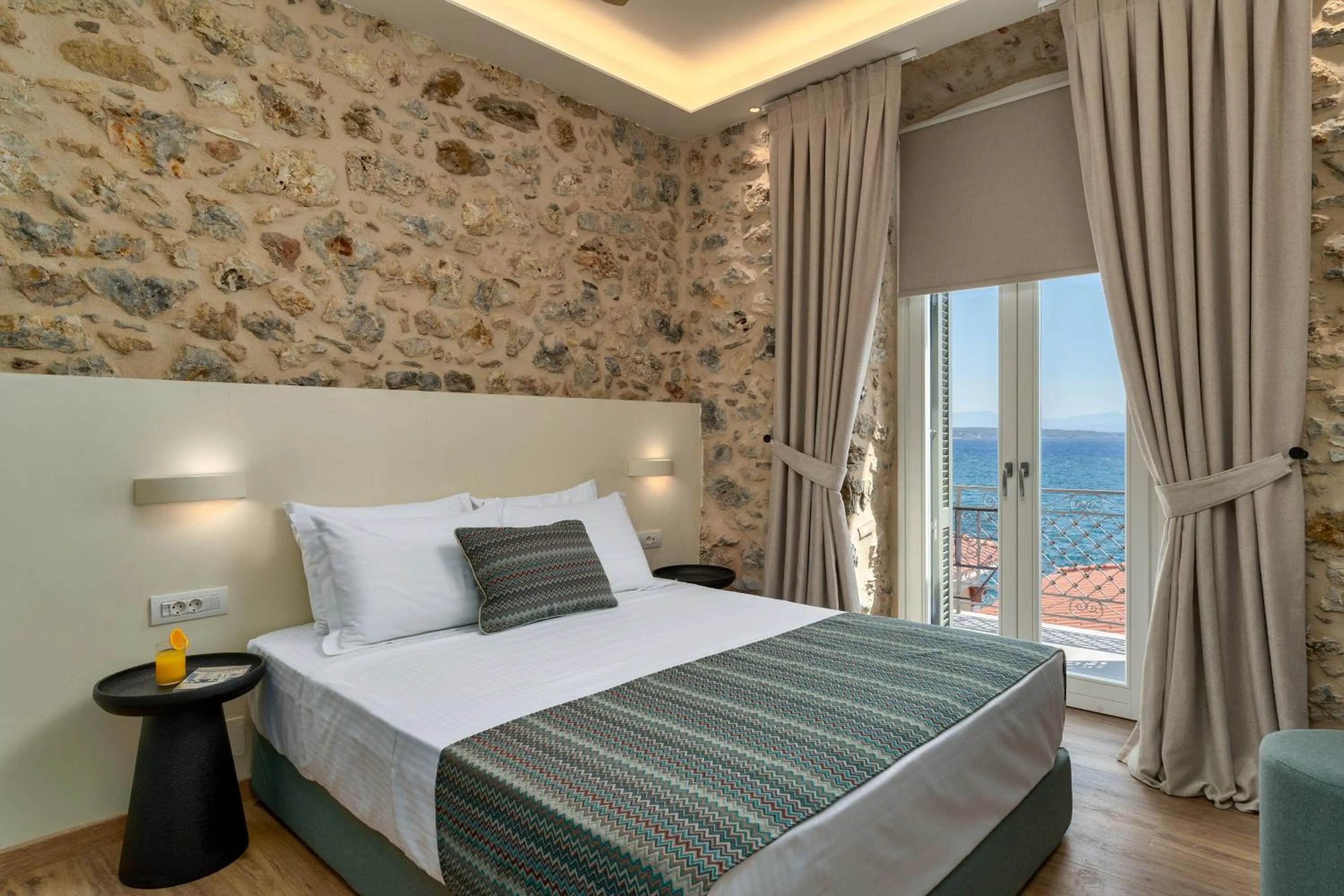 Bedroom, Bed in YeeOn Boutique Hotel, Gythio - Historic Hotels of Europe