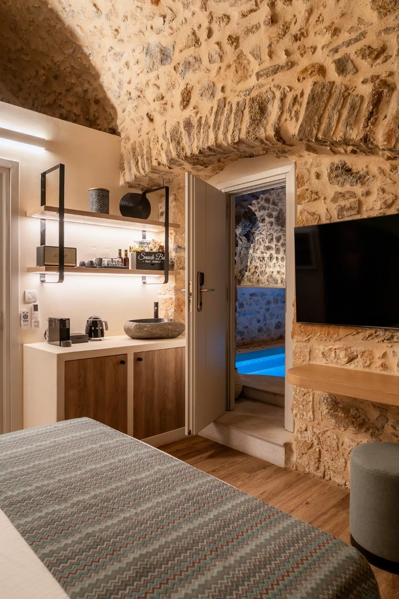 Bedroom, Bed in YeeOn Boutique Hotel, Gythio - Historic Hotels of Europe