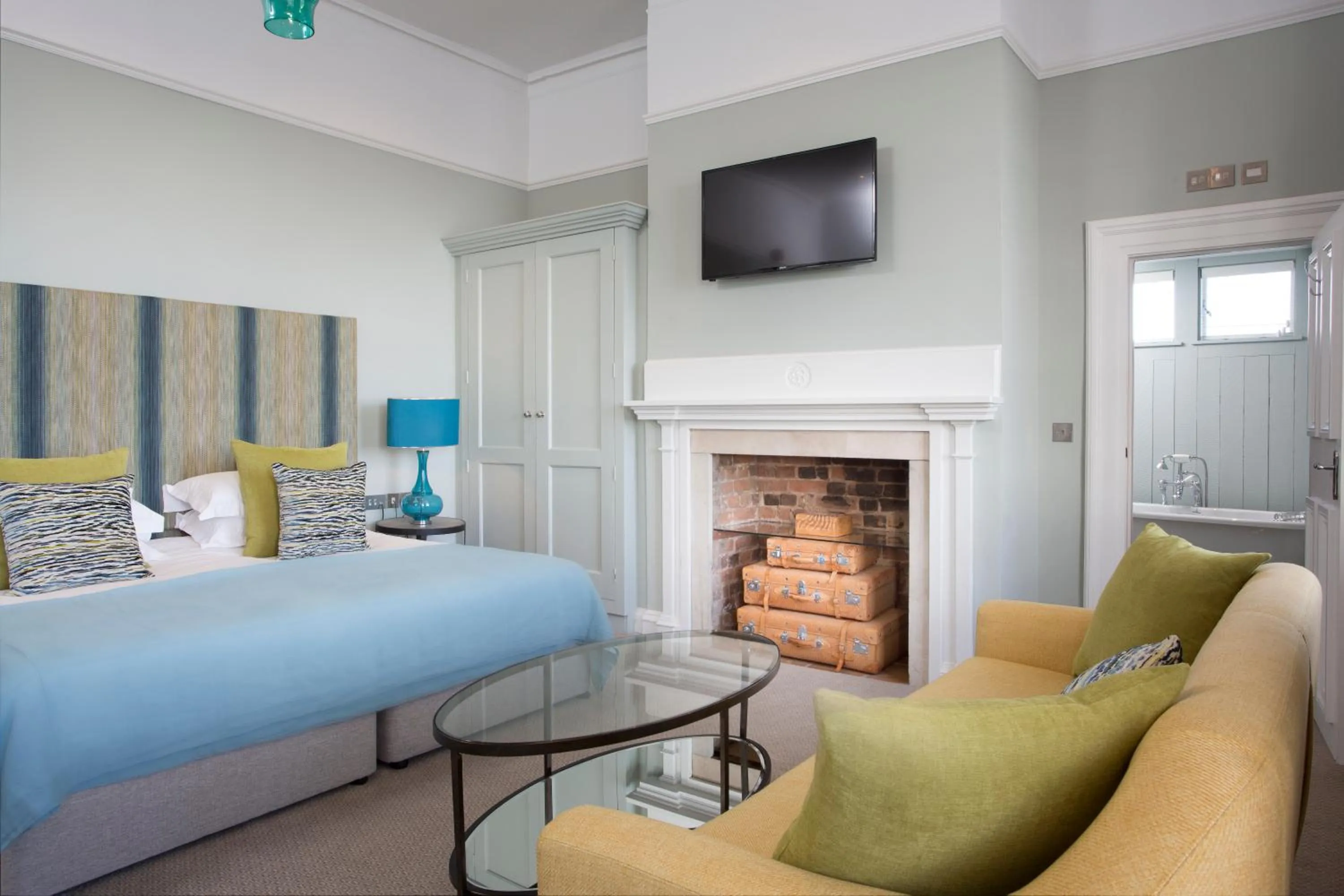 Photo of the whole room, Bed in Royal Hotel