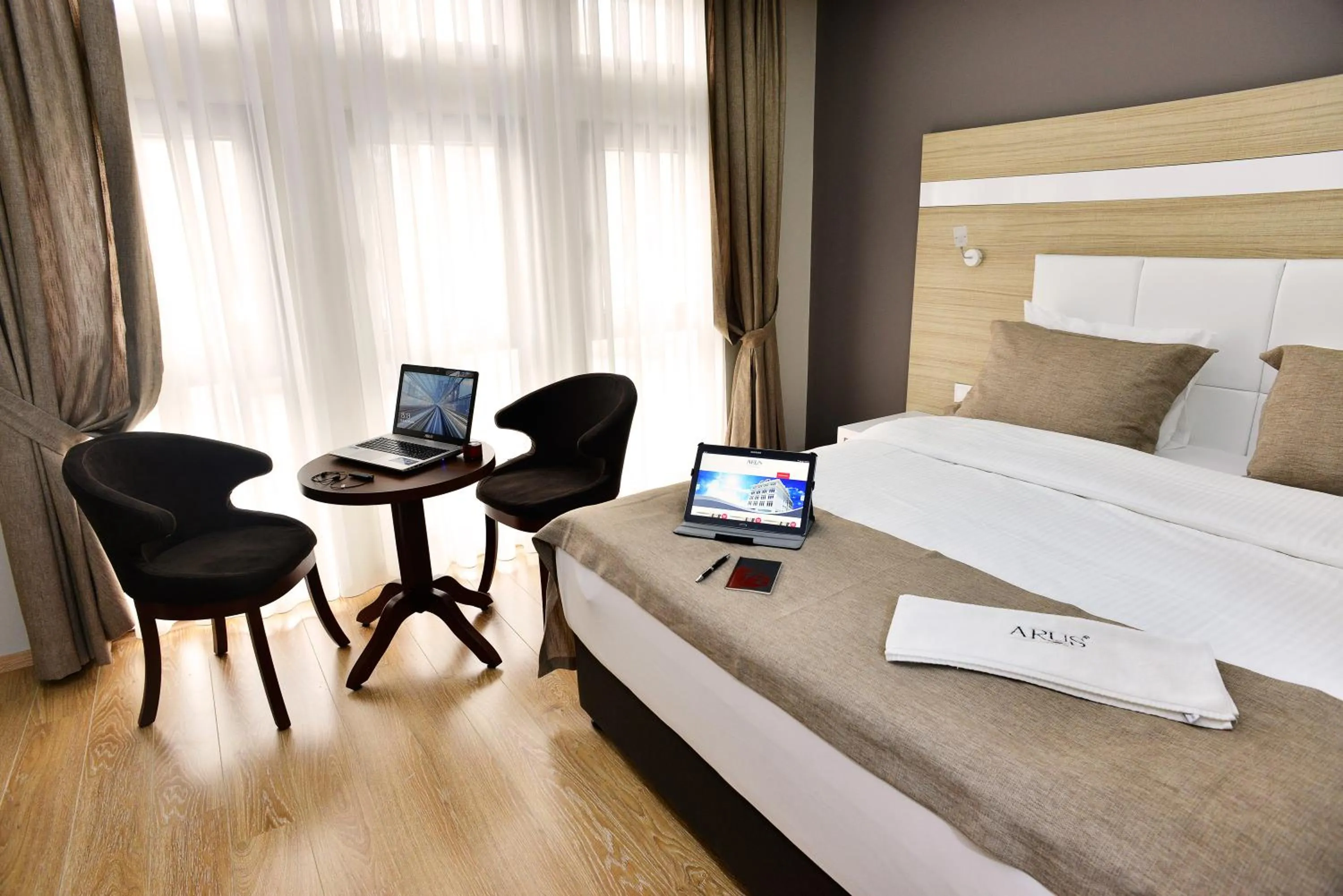 Photo of the whole room, Bed in Arus Hotel