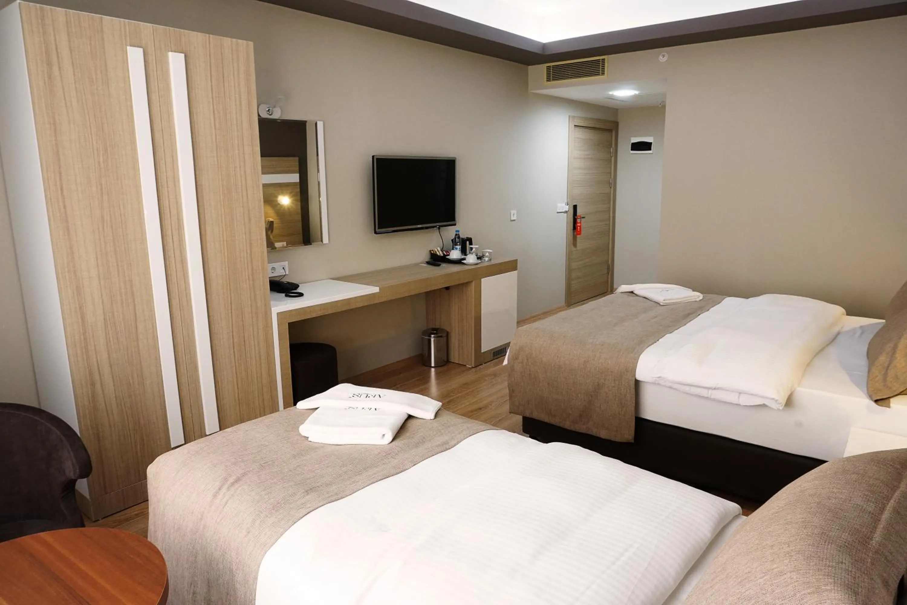 Photo of the whole room, Bed in Arus Hotel