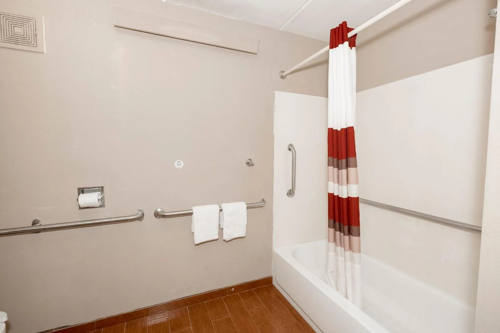 Bathroom in Red Roof Inn Jackson Downtown - Fairgrounds