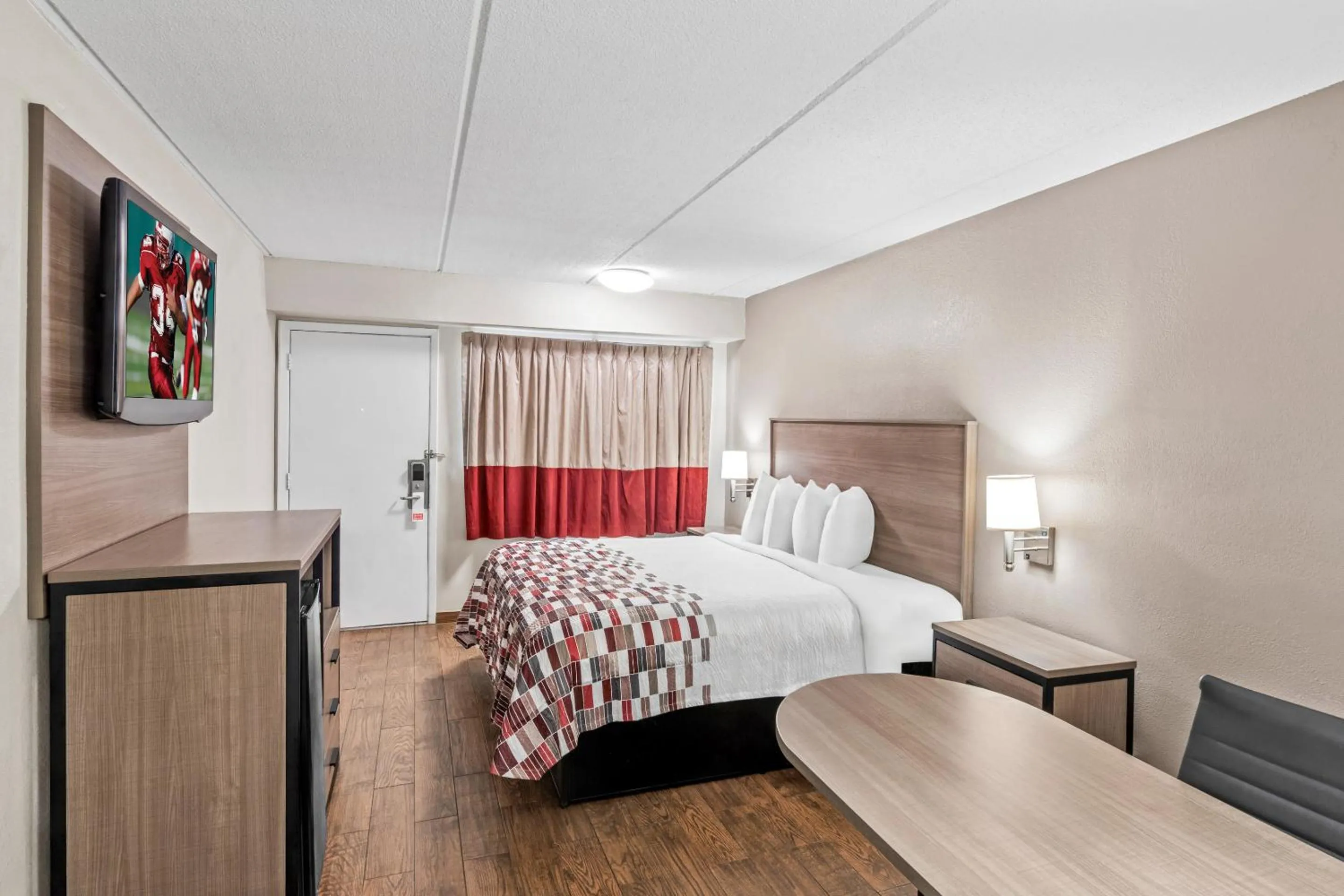 Bedroom, Bed in Red Roof Inn Jackson Downtown - Fairgrounds