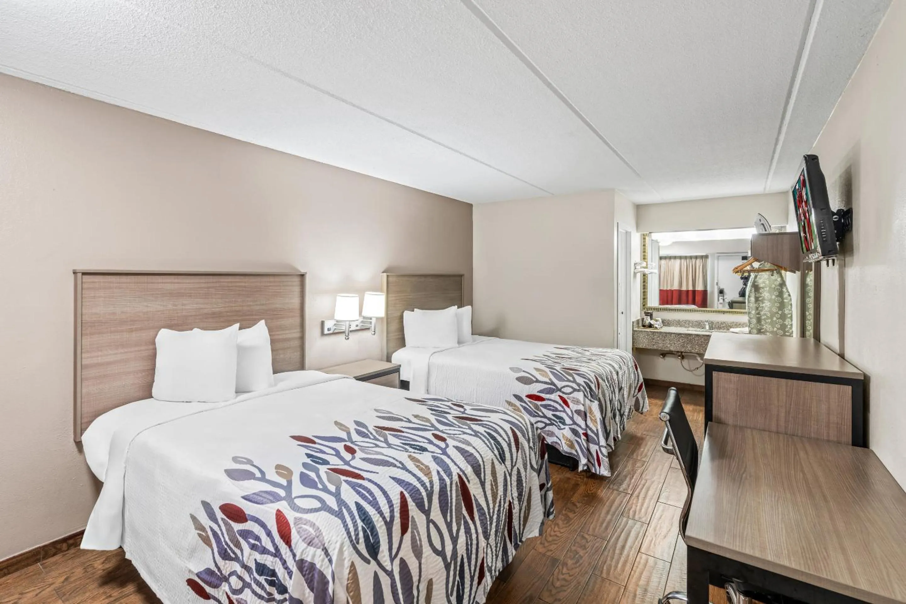 Photo of the whole room, Bed in Red Roof Inn Jackson Downtown - Fairgrounds