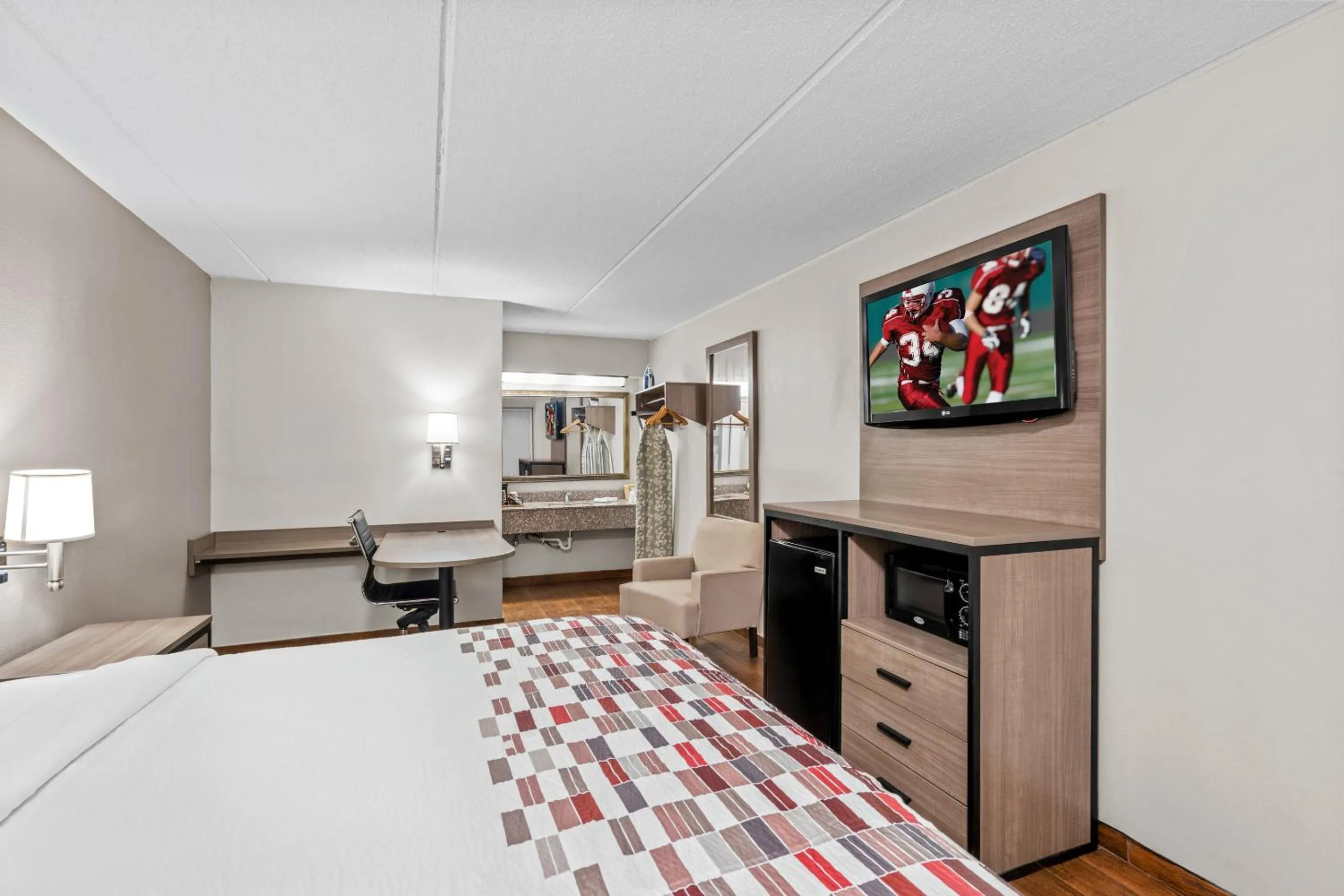 Bedroom, Bed in Red Roof Inn Jackson Downtown - Fairgrounds