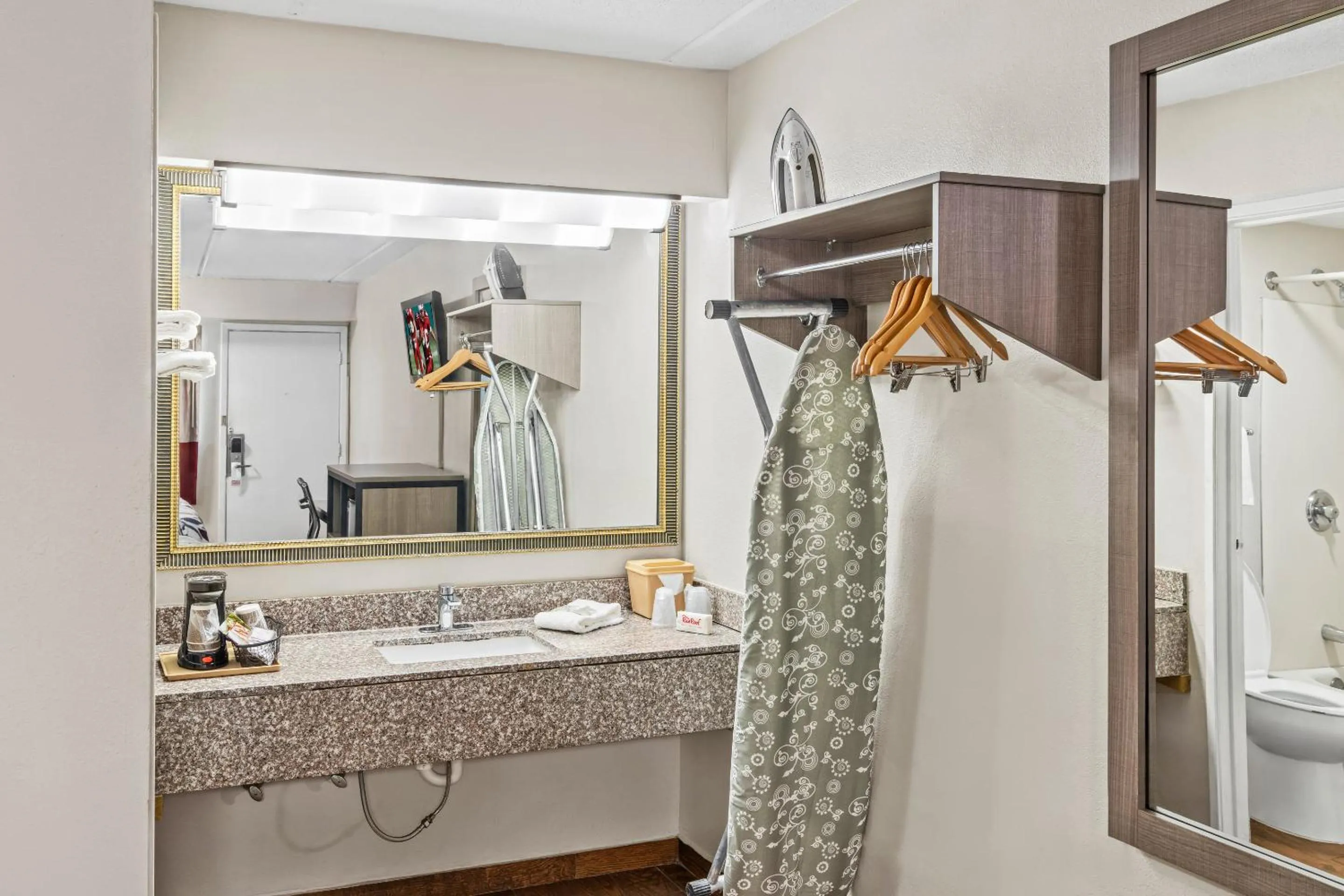 Bathroom in Red Roof Inn Jackson Downtown - Fairgrounds