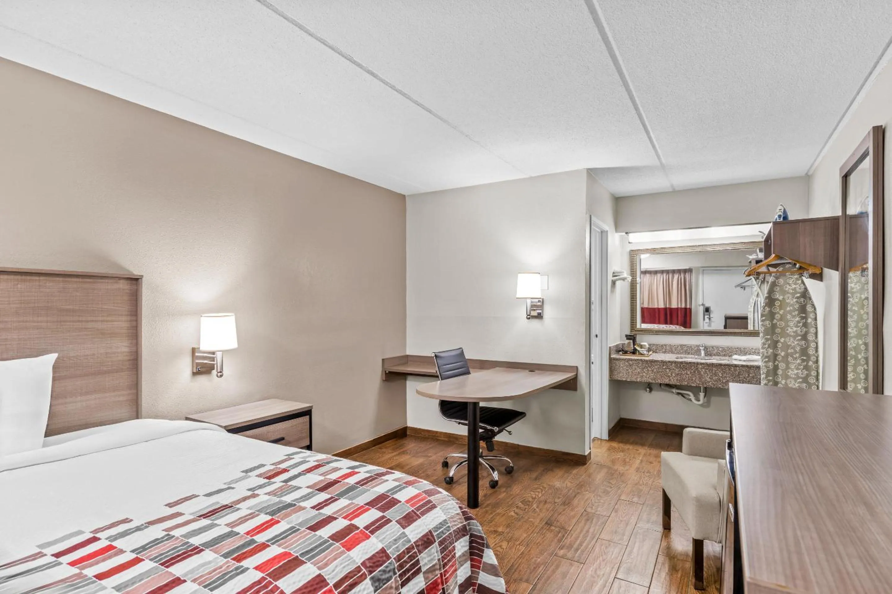 Bedroom, Bed in Red Roof Inn Jackson Downtown - Fairgrounds