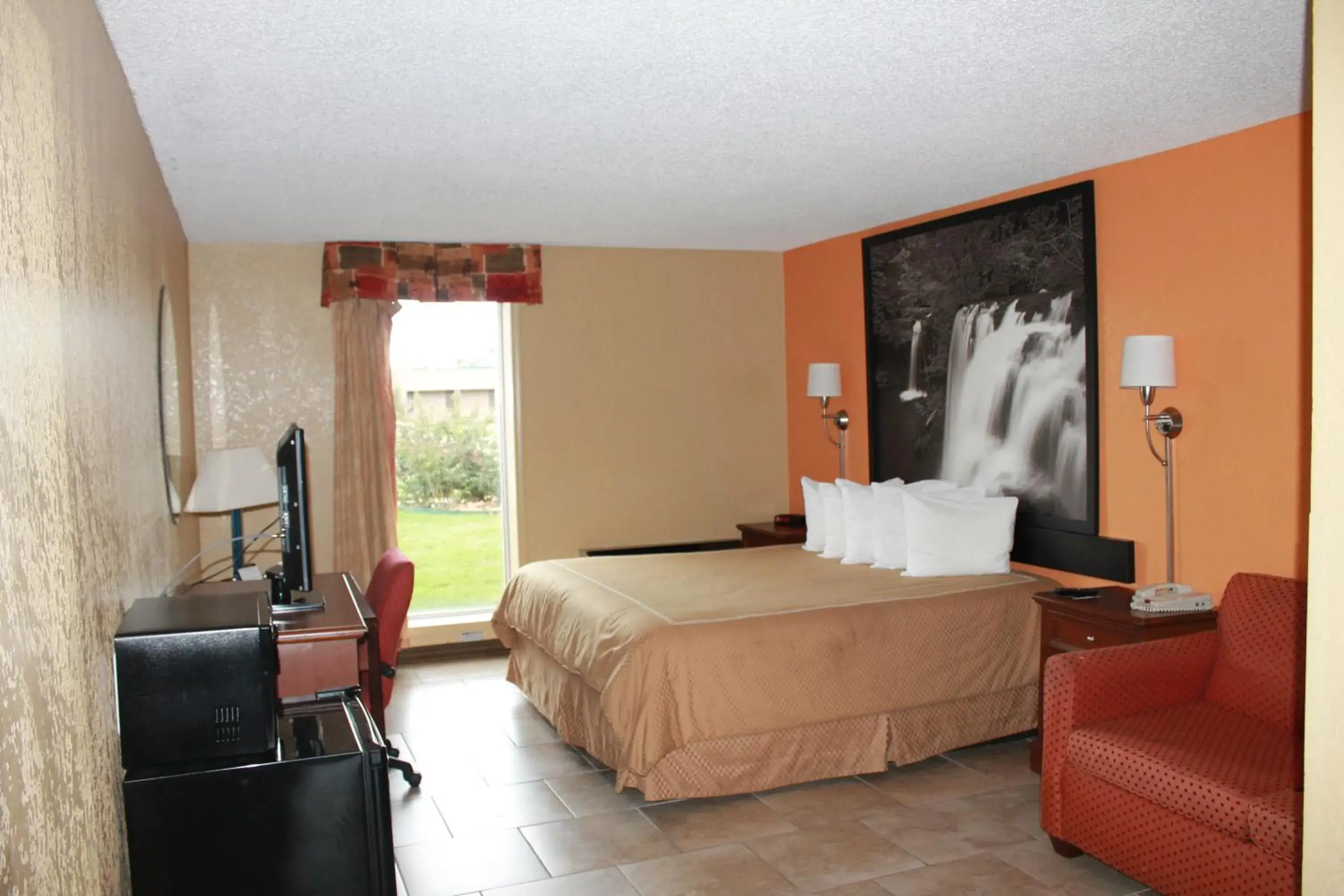Standard King Room in Fairview Inn & Suite Standard King Room in Fairview Inn & Suite