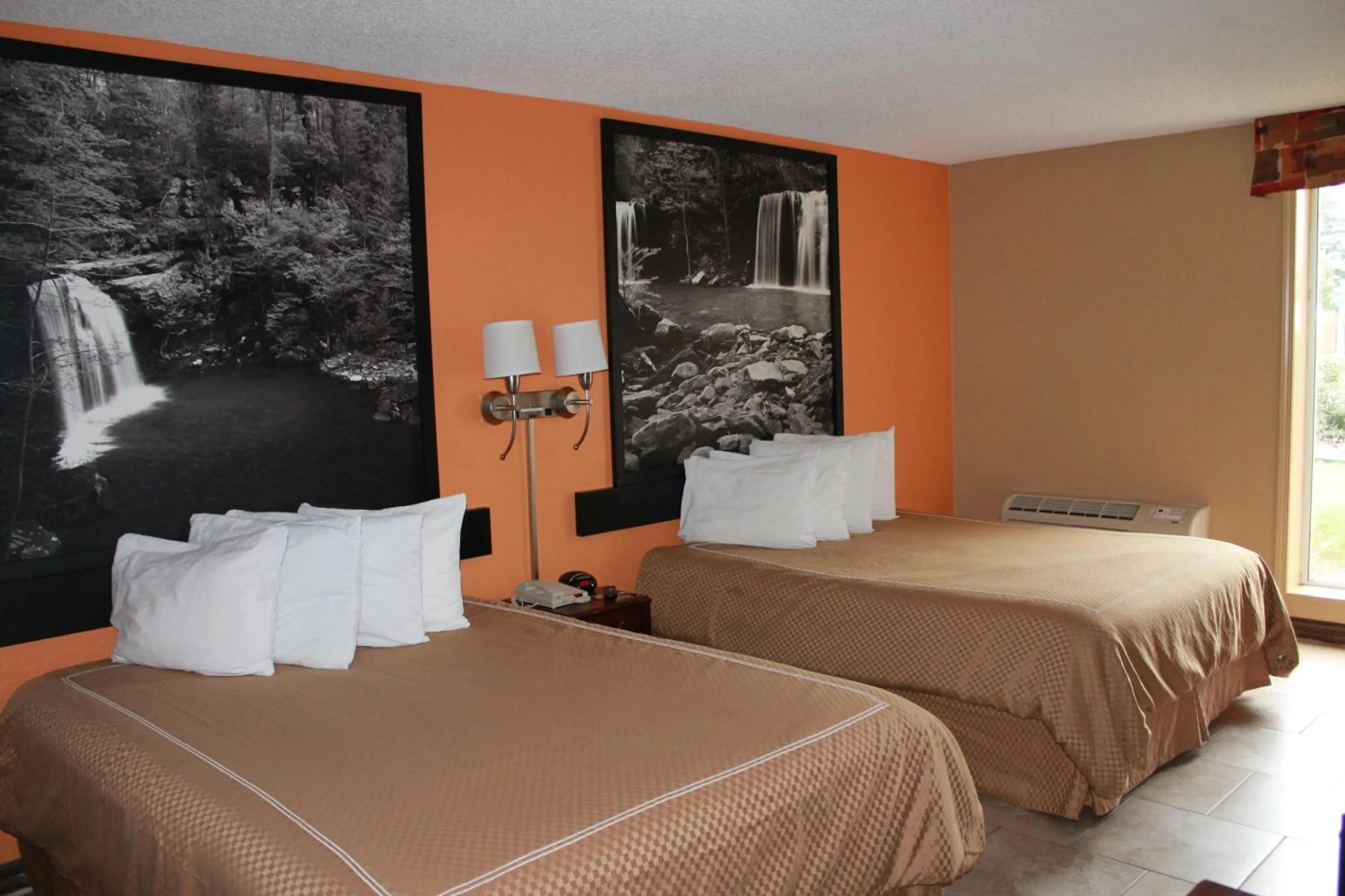 Bed in Fairview Inn & Suite