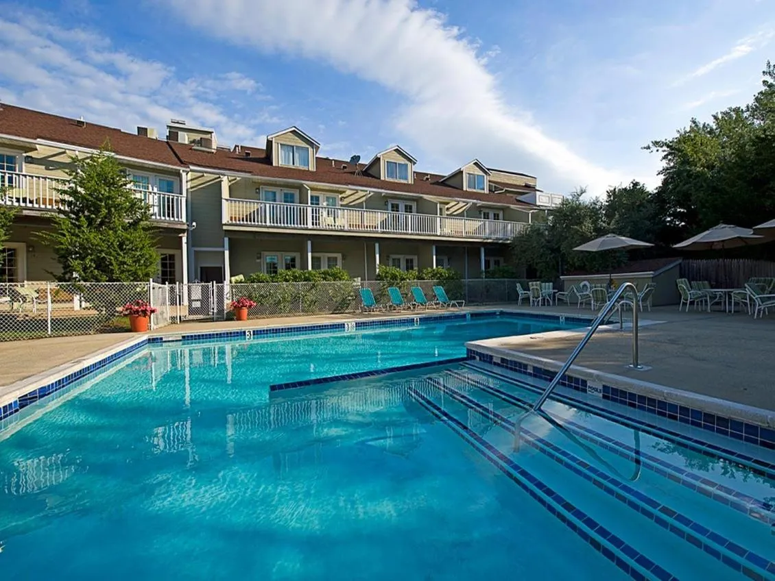 Swimming pool in Sag Harbor Inn