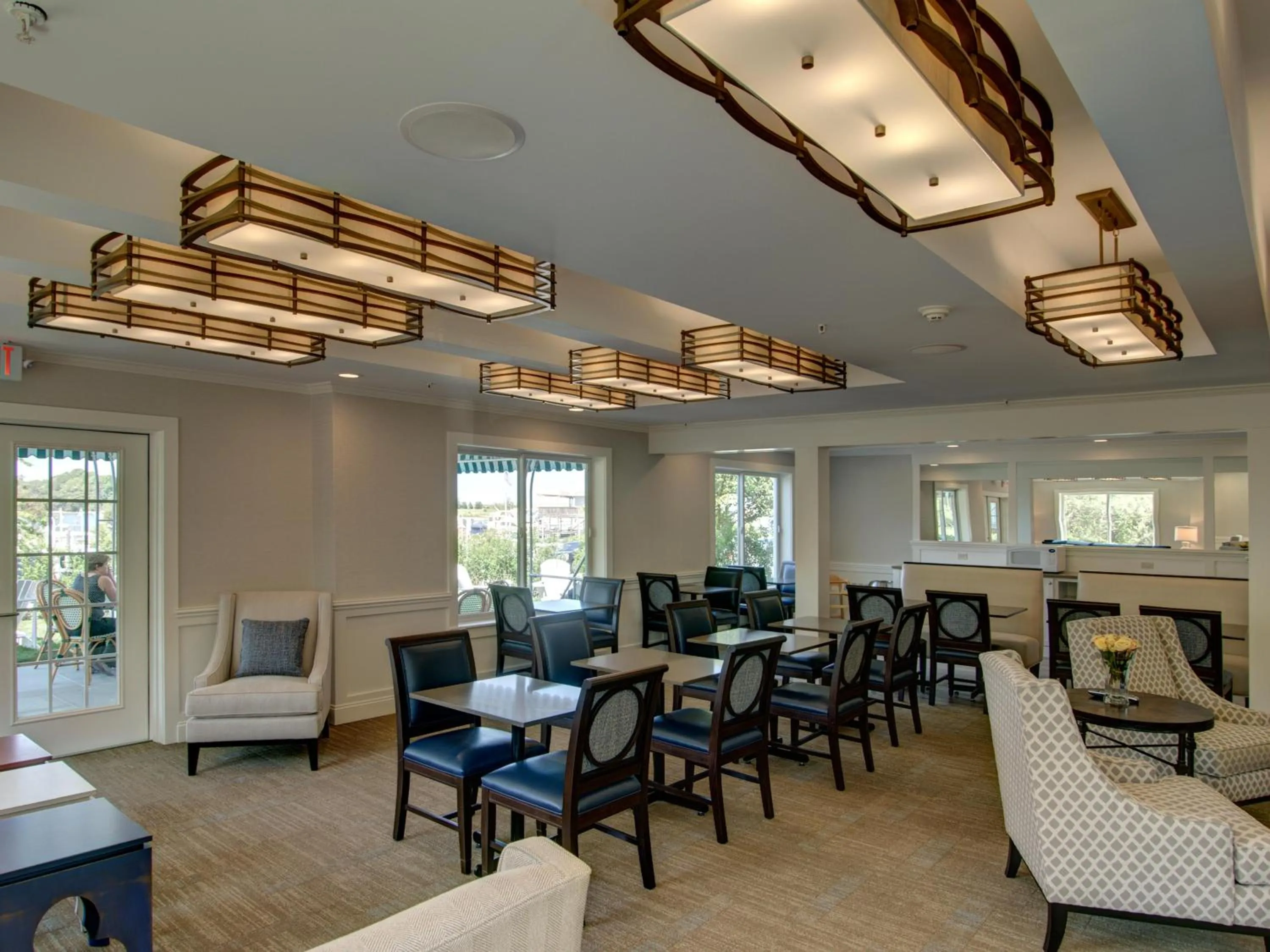 Communal lounge/ TV room in Sag Harbor Inn