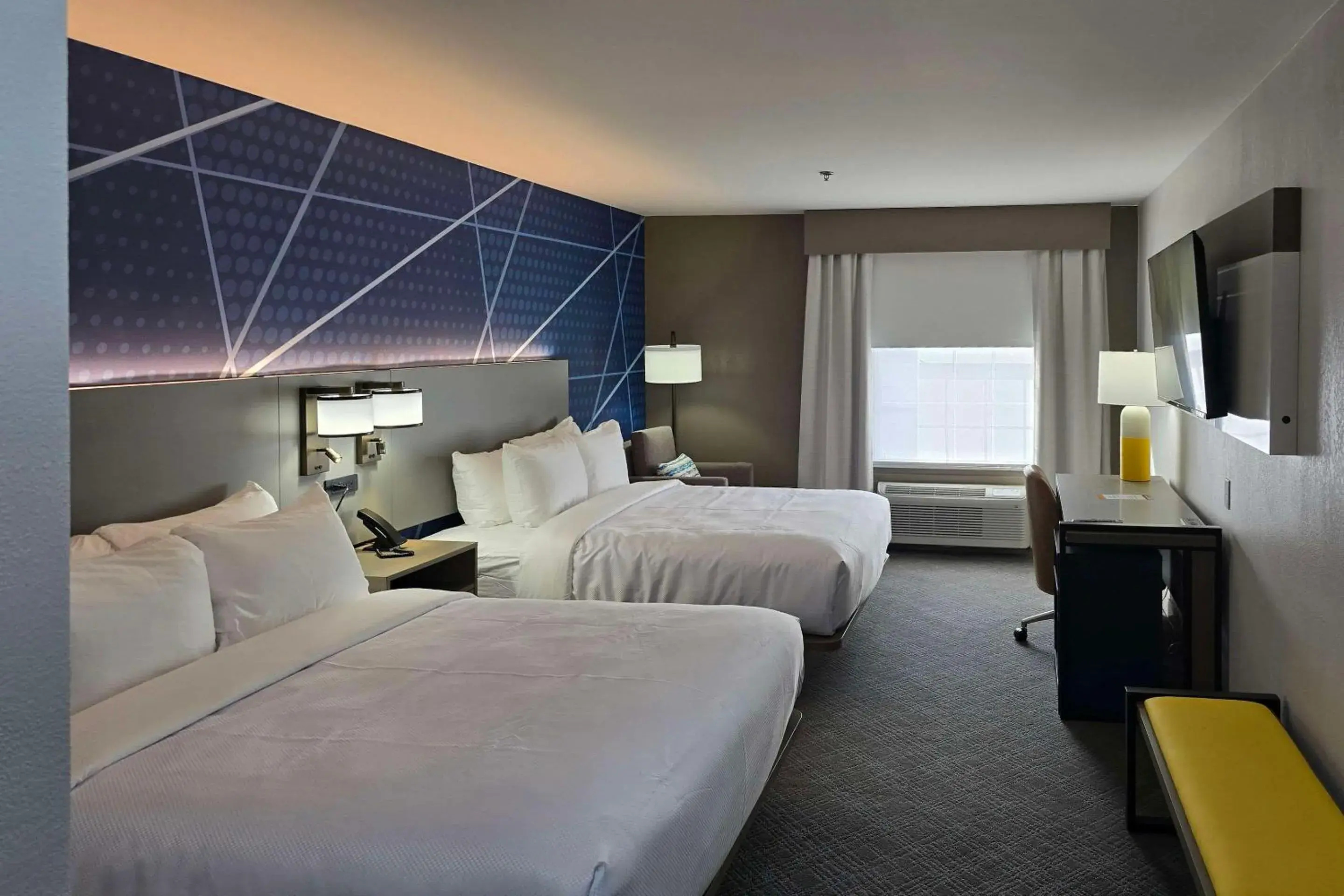 Bedroom, Bed in Comfort Inn & Suites Bedroom, Bed in Comfort Inn & Suites