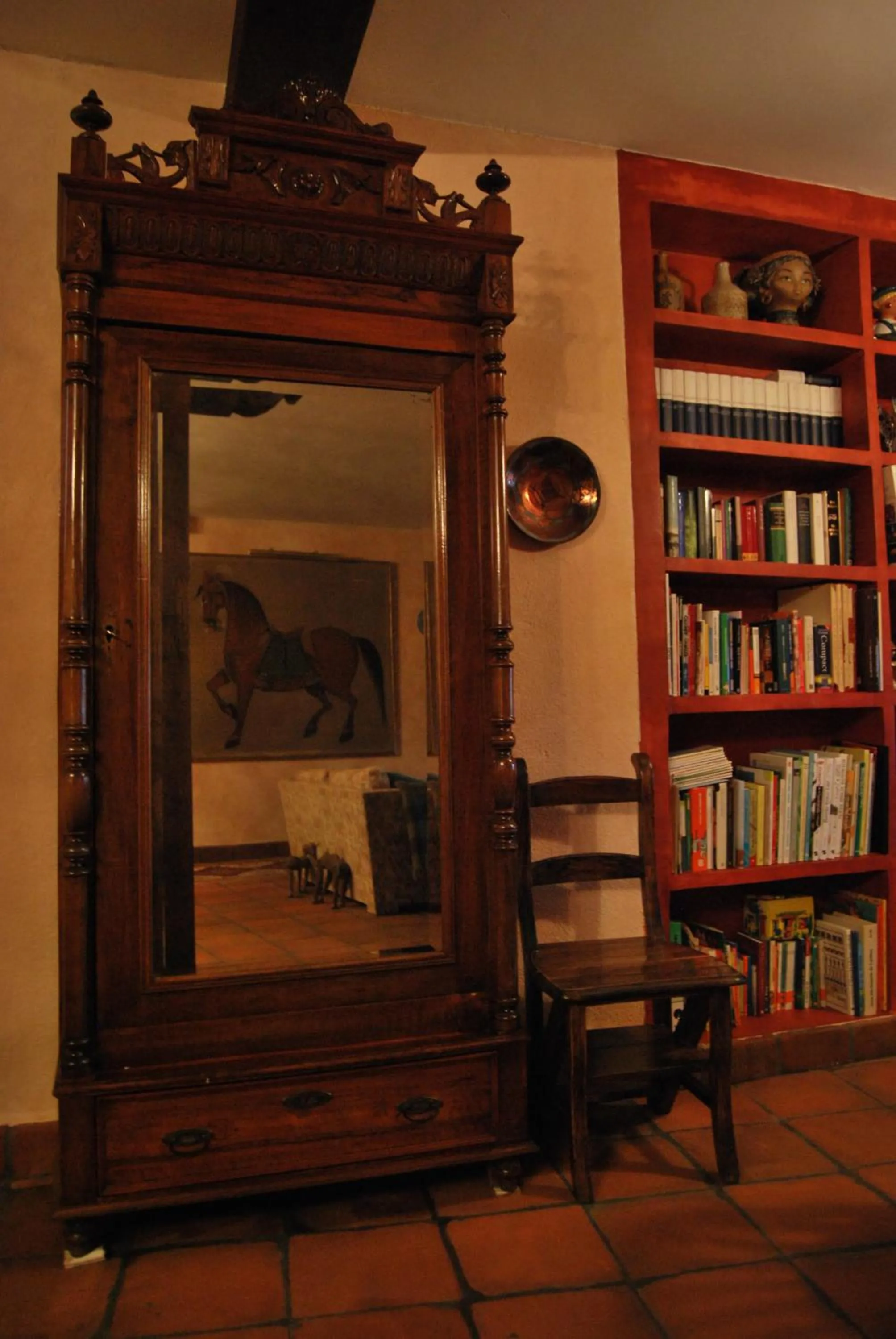 Library in La Casa de San Gil