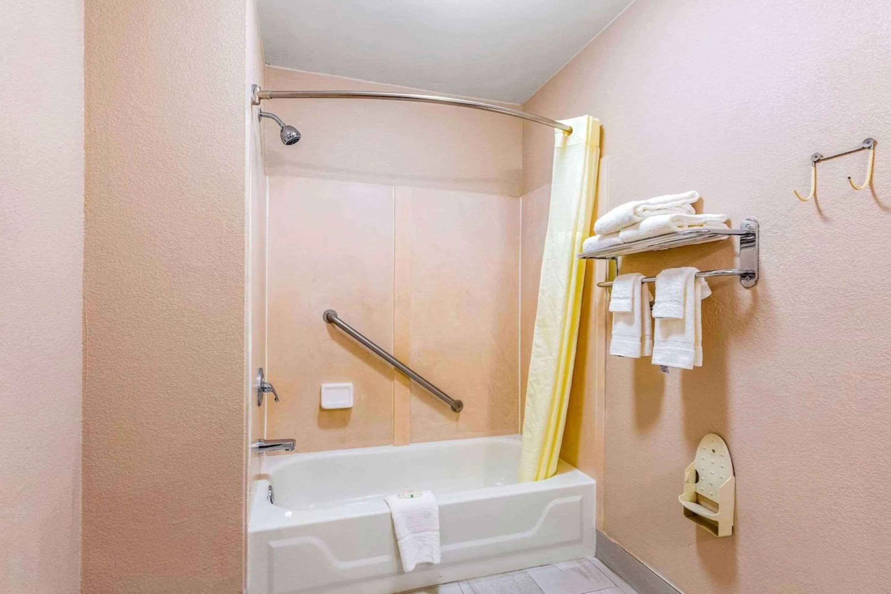 Bedroom in Quality Inn Quincy - Tallahassee West