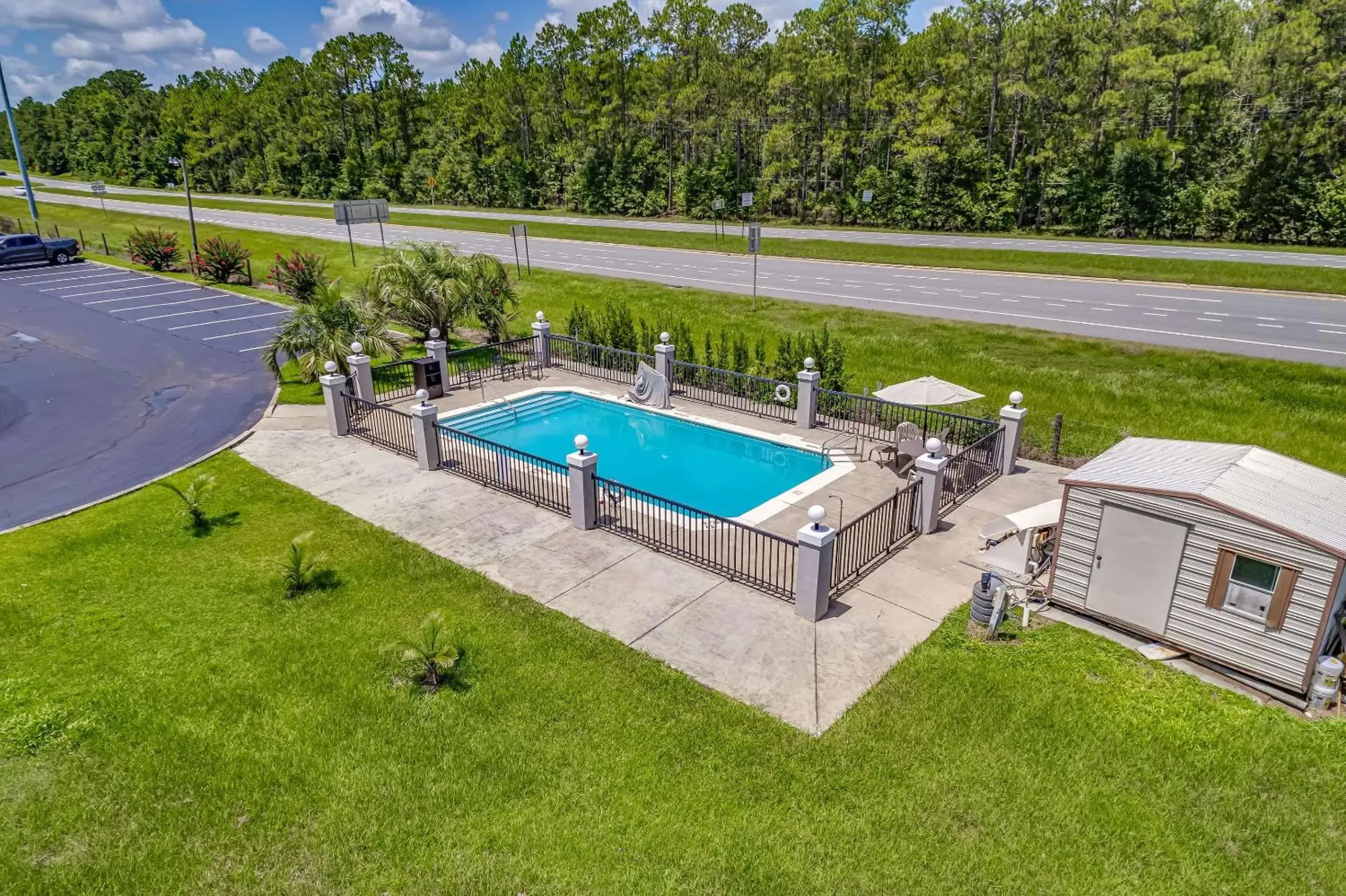 Swimming pool in Quality Inn Quincy - Tallahassee West Swimming pool in Quality Inn Quincy - Tallahassee West