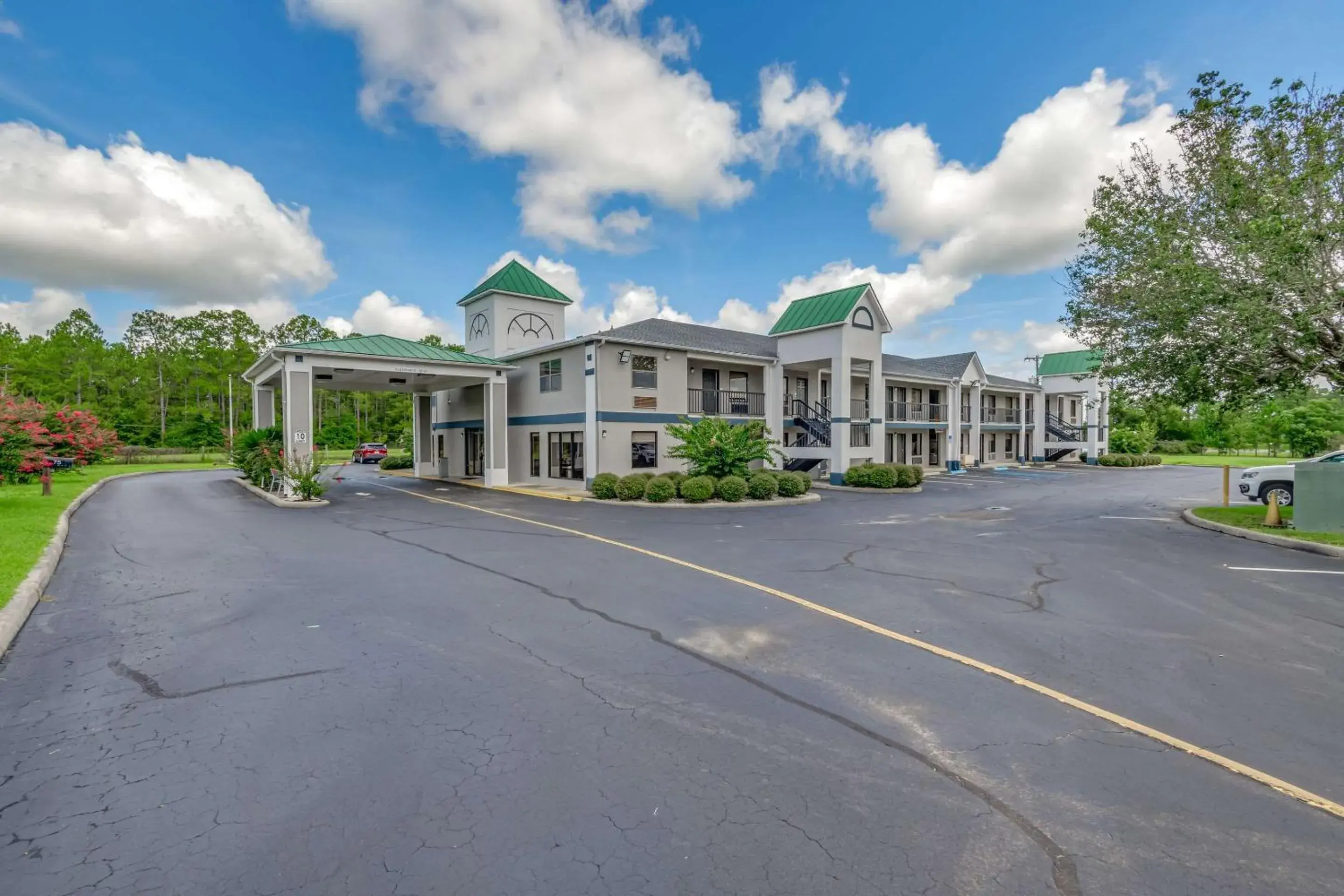 Property building in Quality Inn Quincy - Tallahassee West Property building in Quality Inn Quincy - Tallahassee West