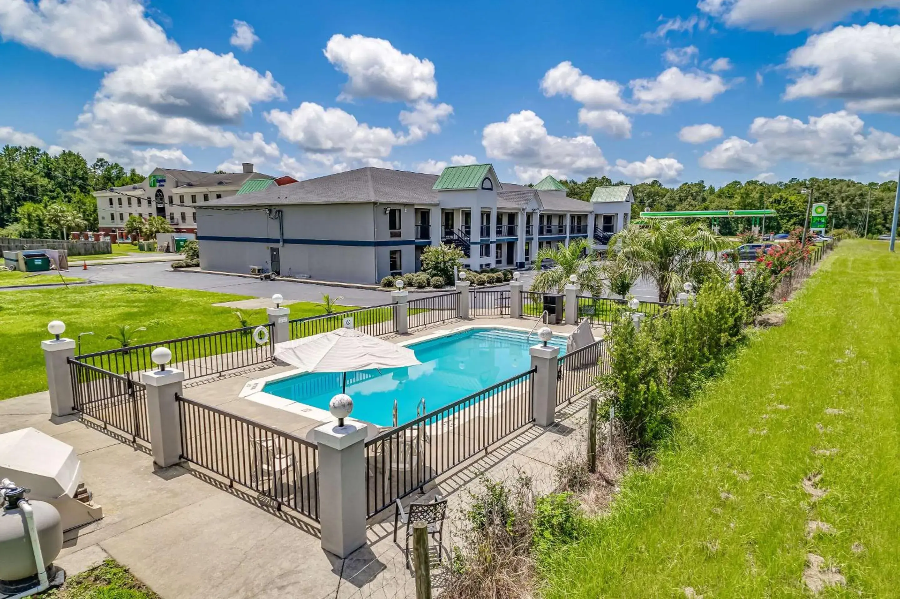 Swimming pool in Quality Inn Quincy - Tallahassee West Swimming pool in Quality Inn Quincy - Tallahassee West