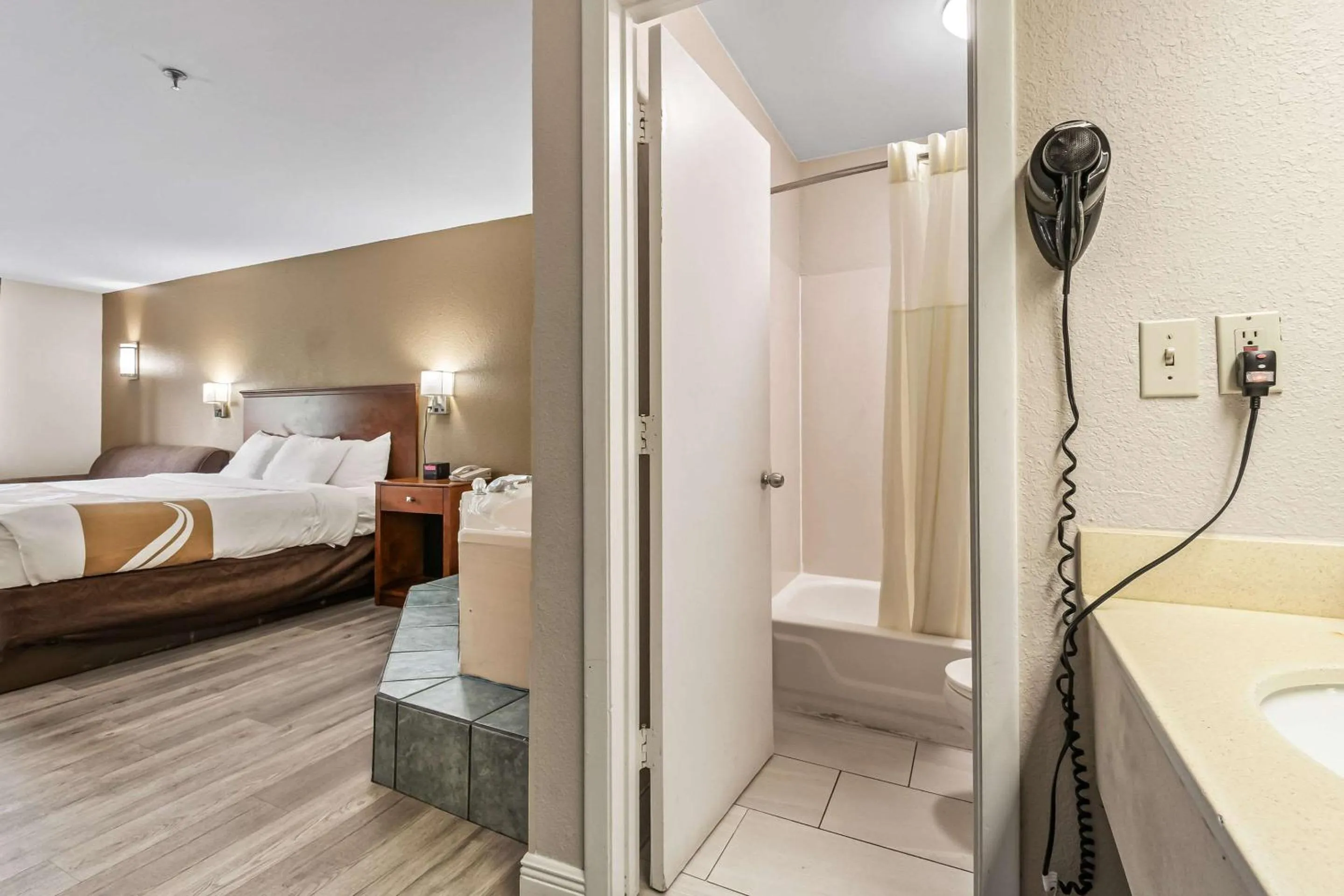 Bedroom, Bed in Quality Inn Quincy - Tallahassee West