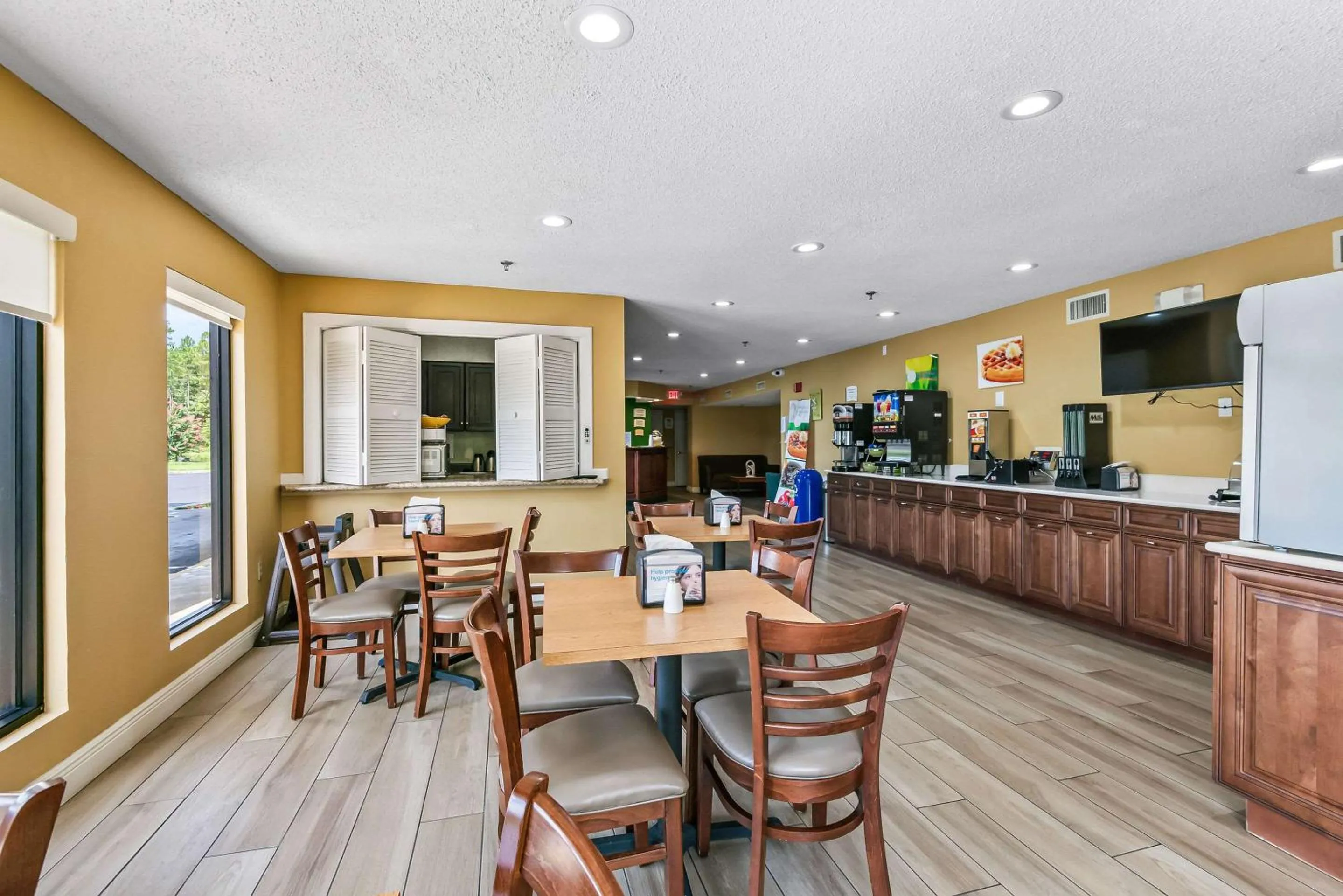 Breakfast in Quality Inn Quincy - Tallahassee West