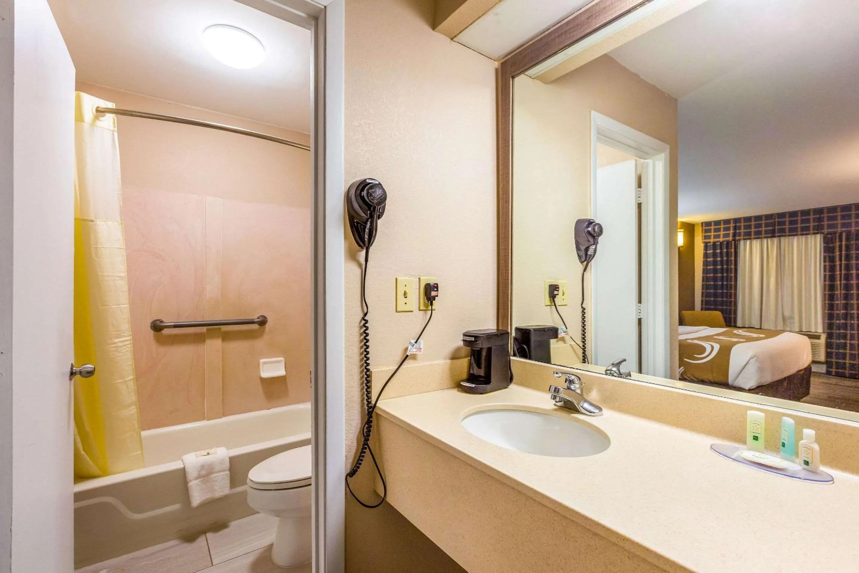 Bedroom in Quality Inn Quincy - Tallahassee West