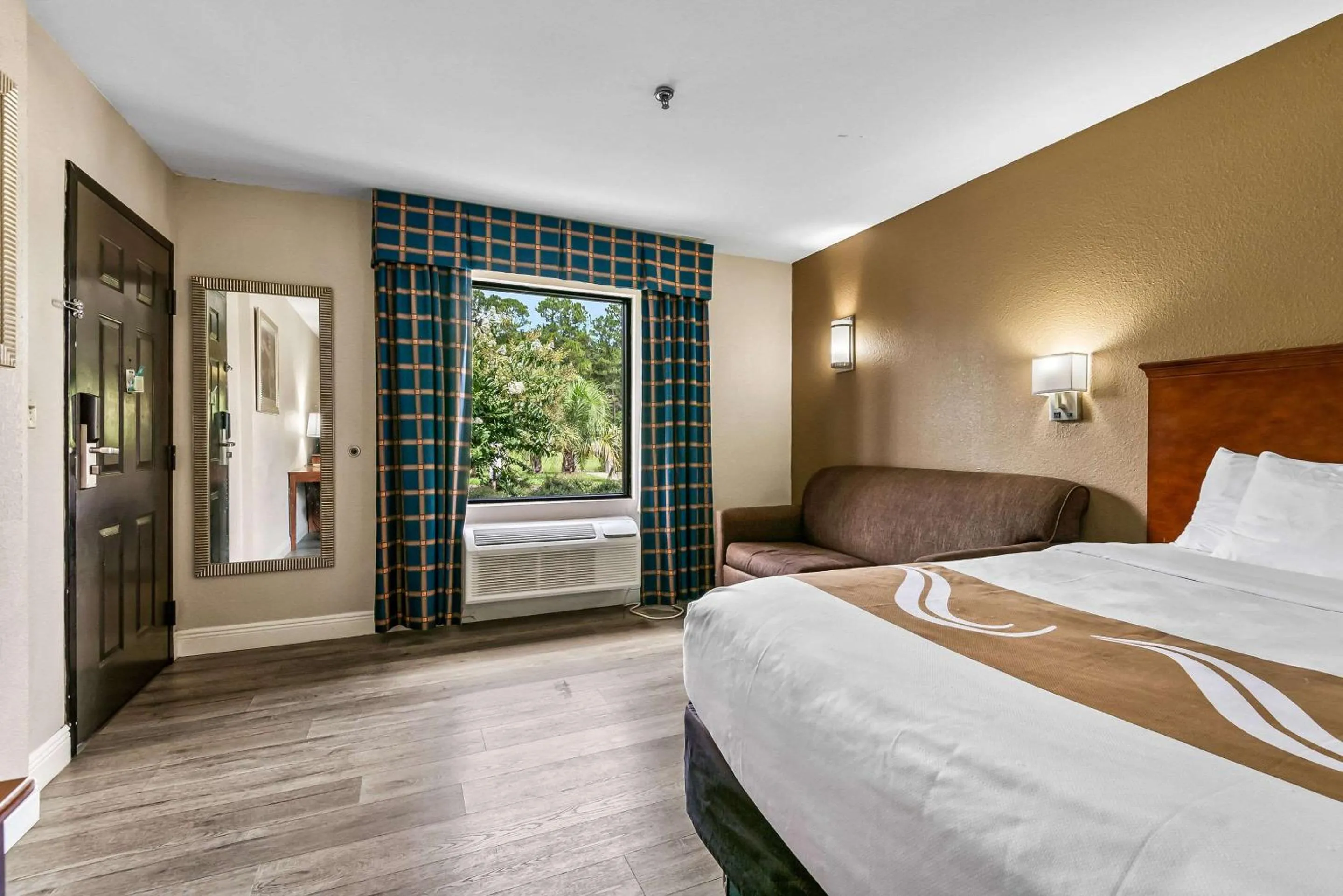 Bedroom, Bed in Quality Inn Quincy - Tallahassee West