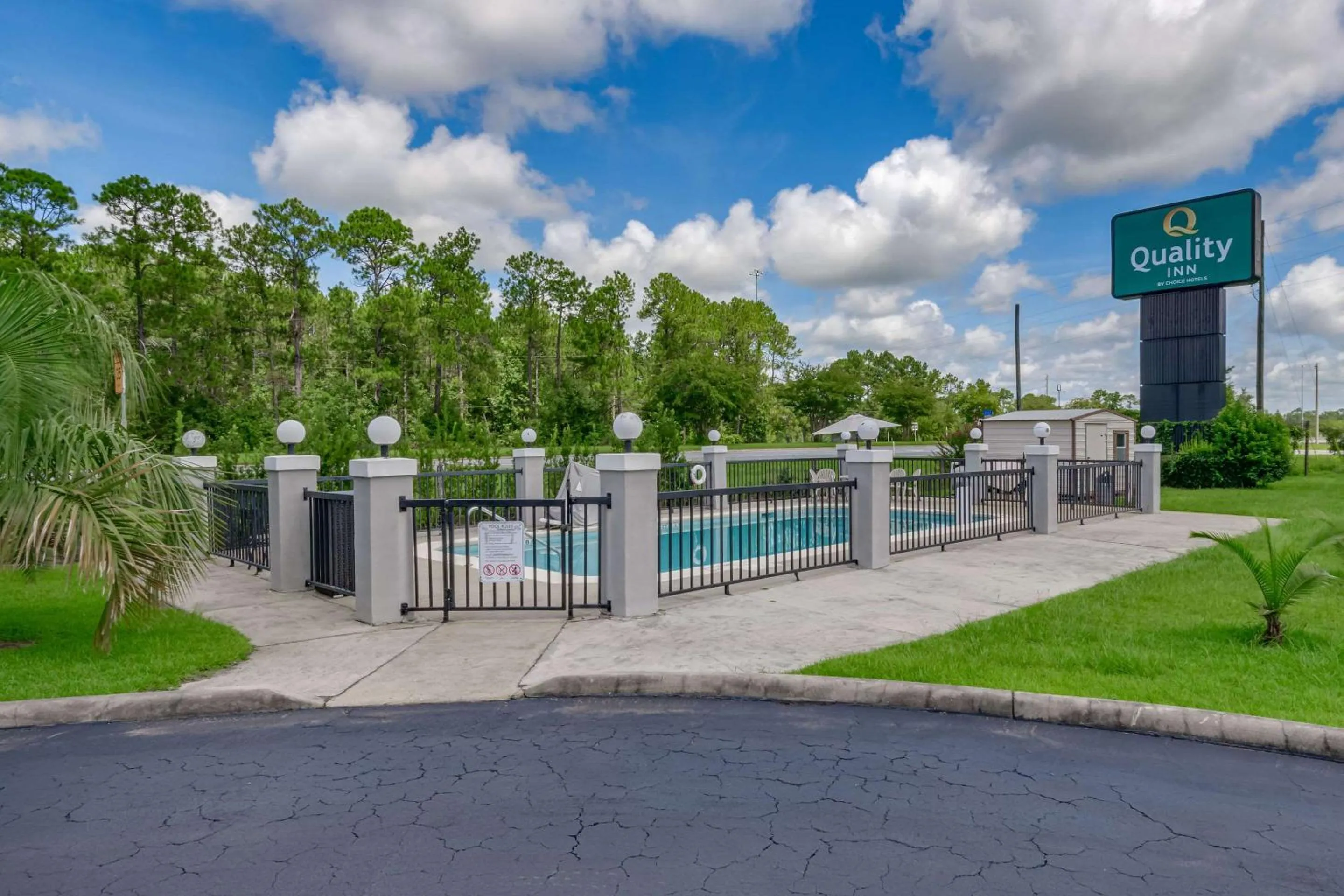 Swimming pool in Quality Inn Quincy - Tallahassee West