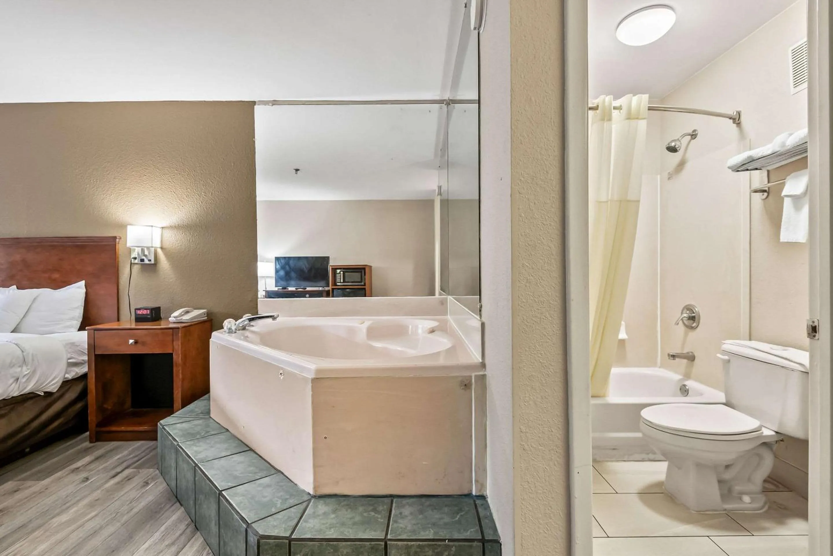 Bedroom, Bed in Quality Inn Quincy - Tallahassee West