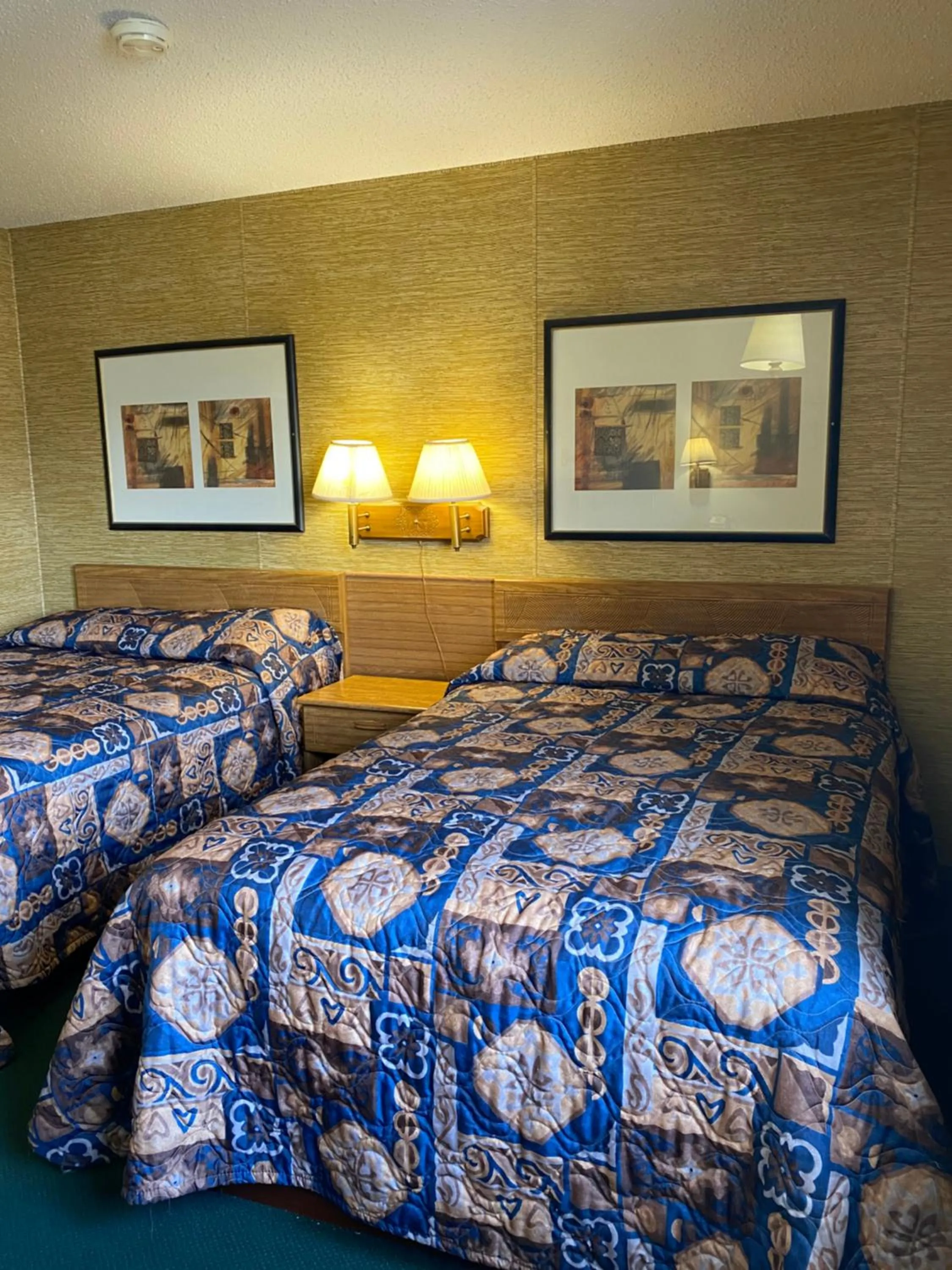 Bed in Burr Oak Motel