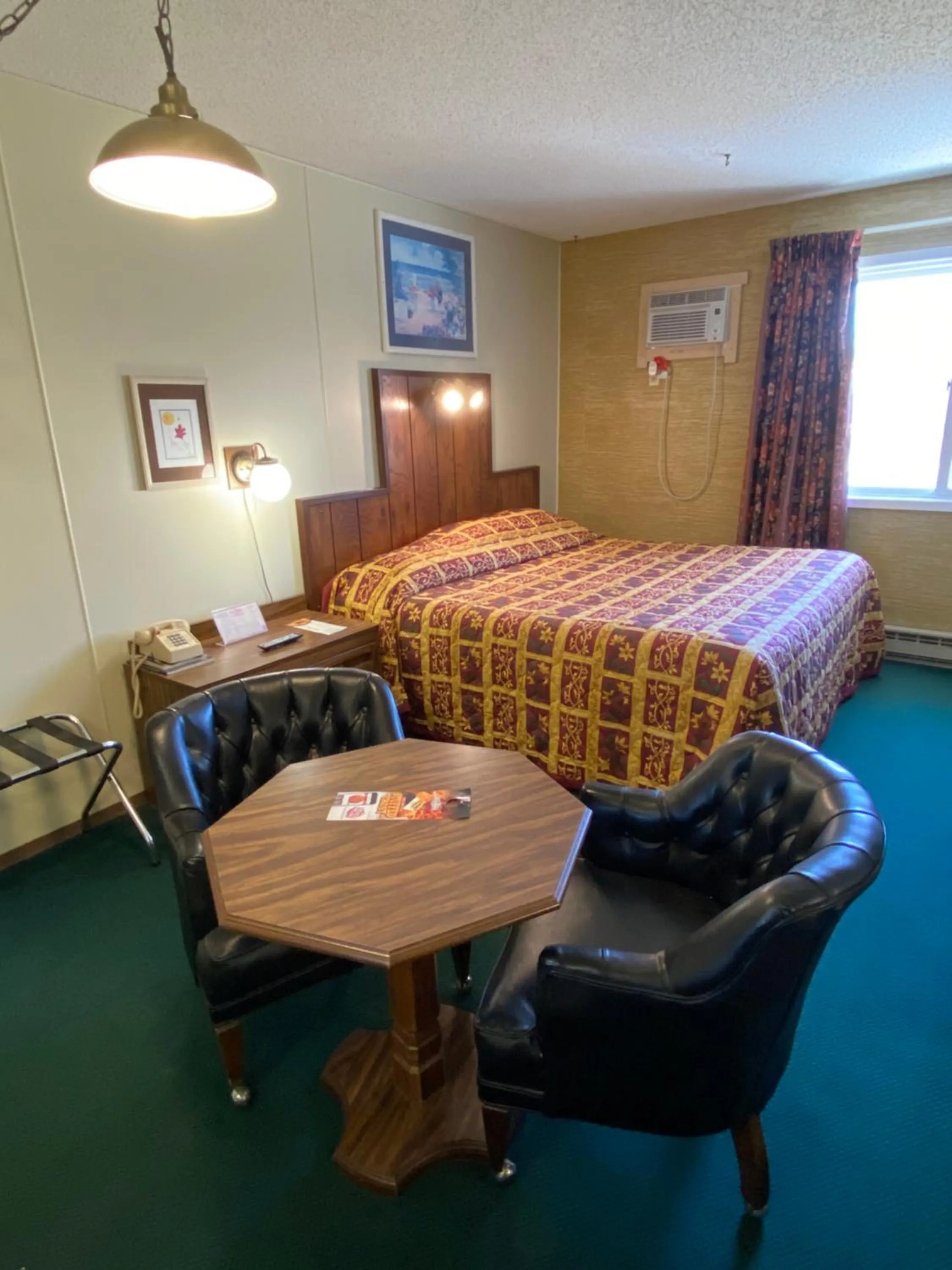 Bed in Burr Oak Motel