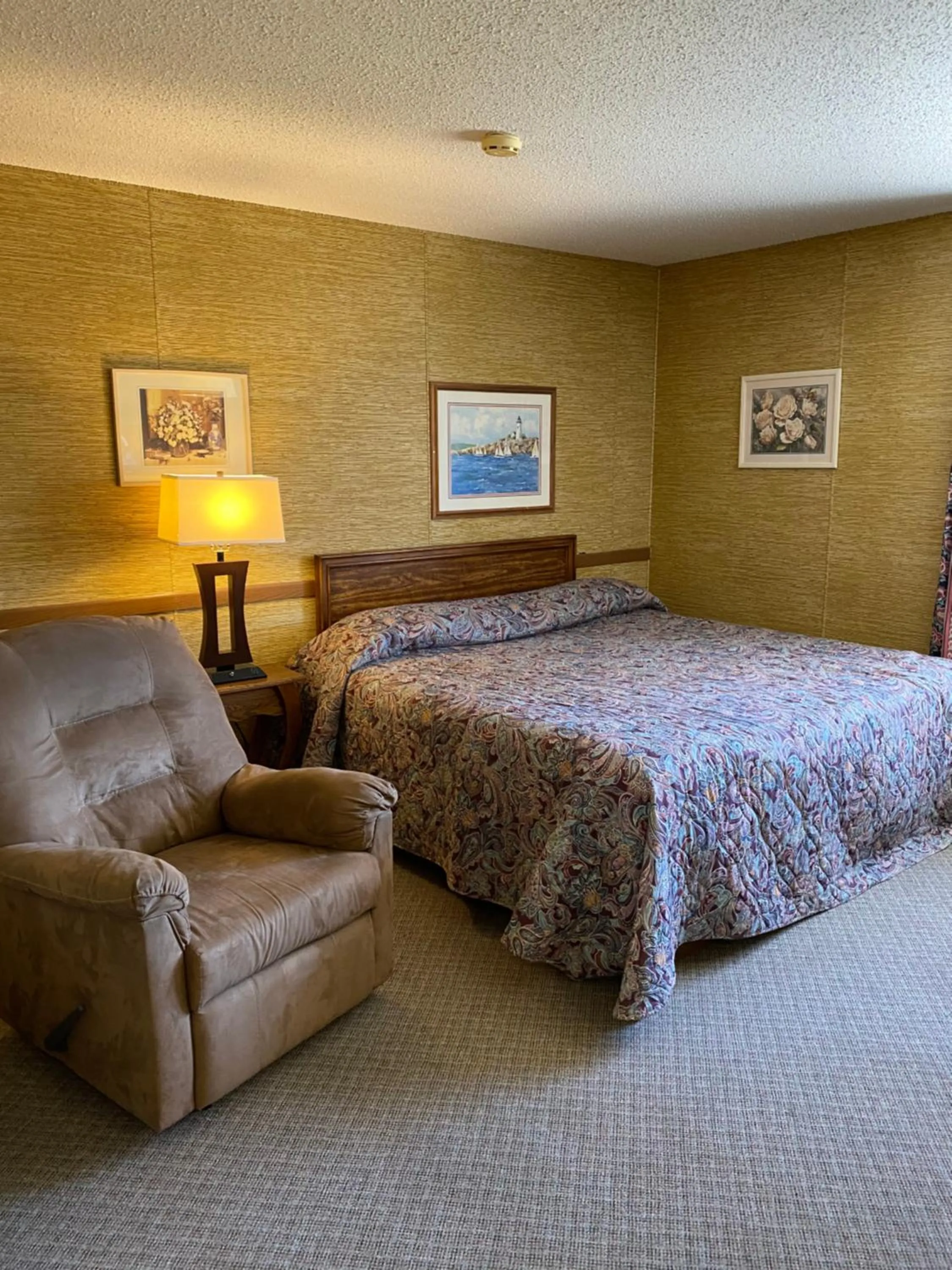 Bed in Burr Oak Motel