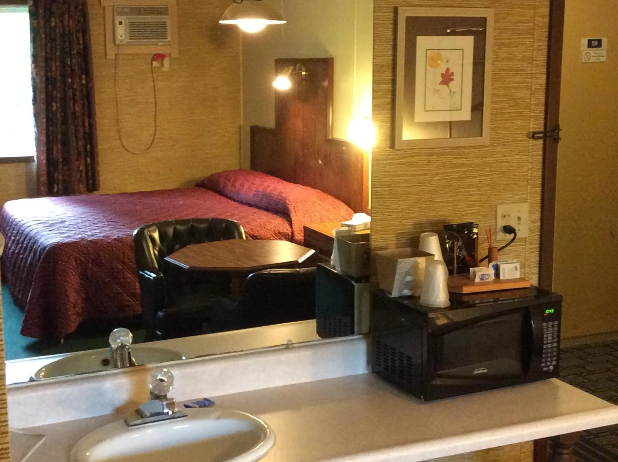 Bed in Burr Oak Motel