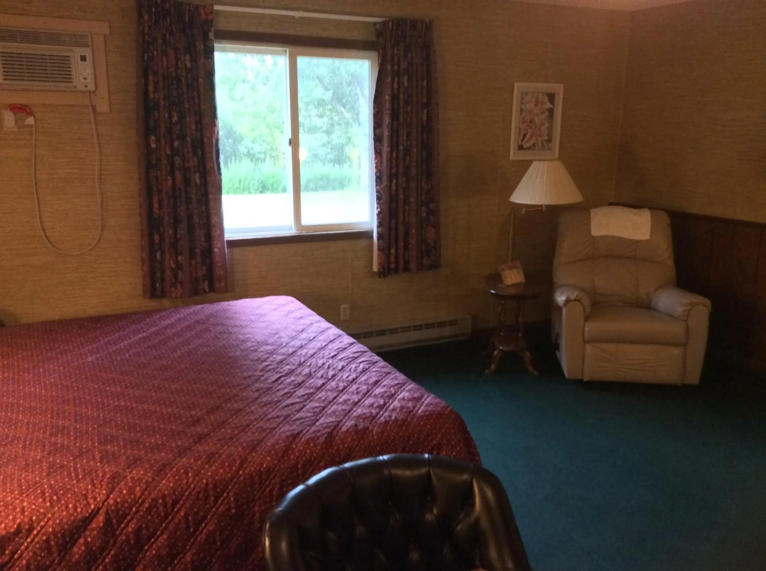 Bed in Burr Oak Motel