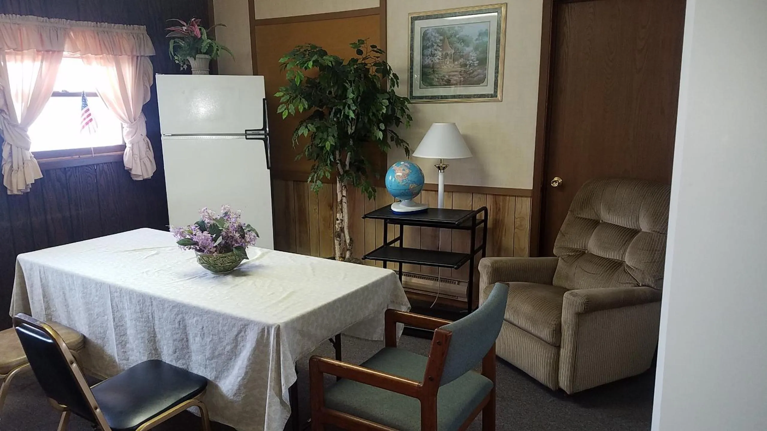 Seating area in Burr Oak Motel