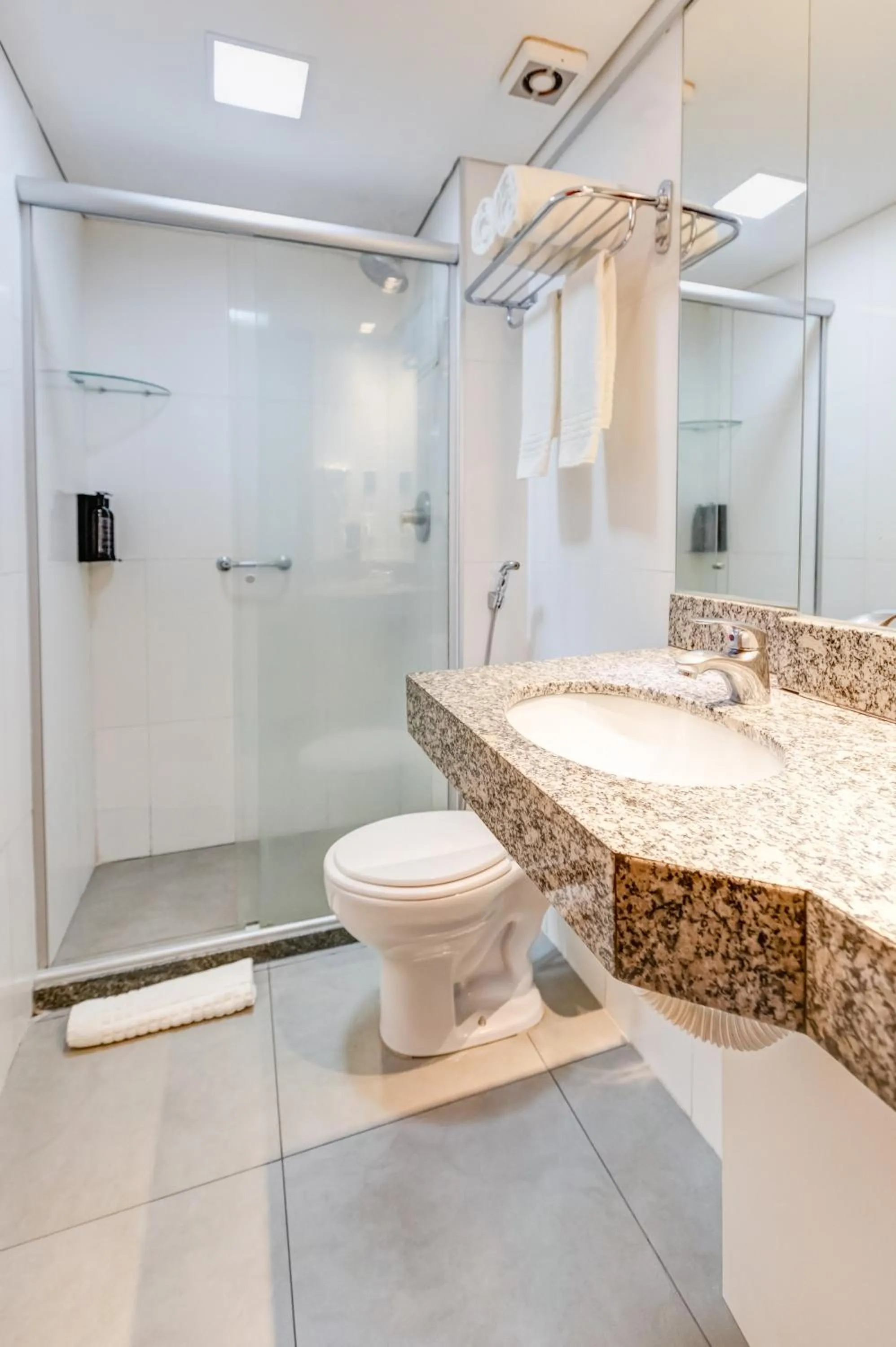 Bathroom in Allia Gran Pampulha Suites