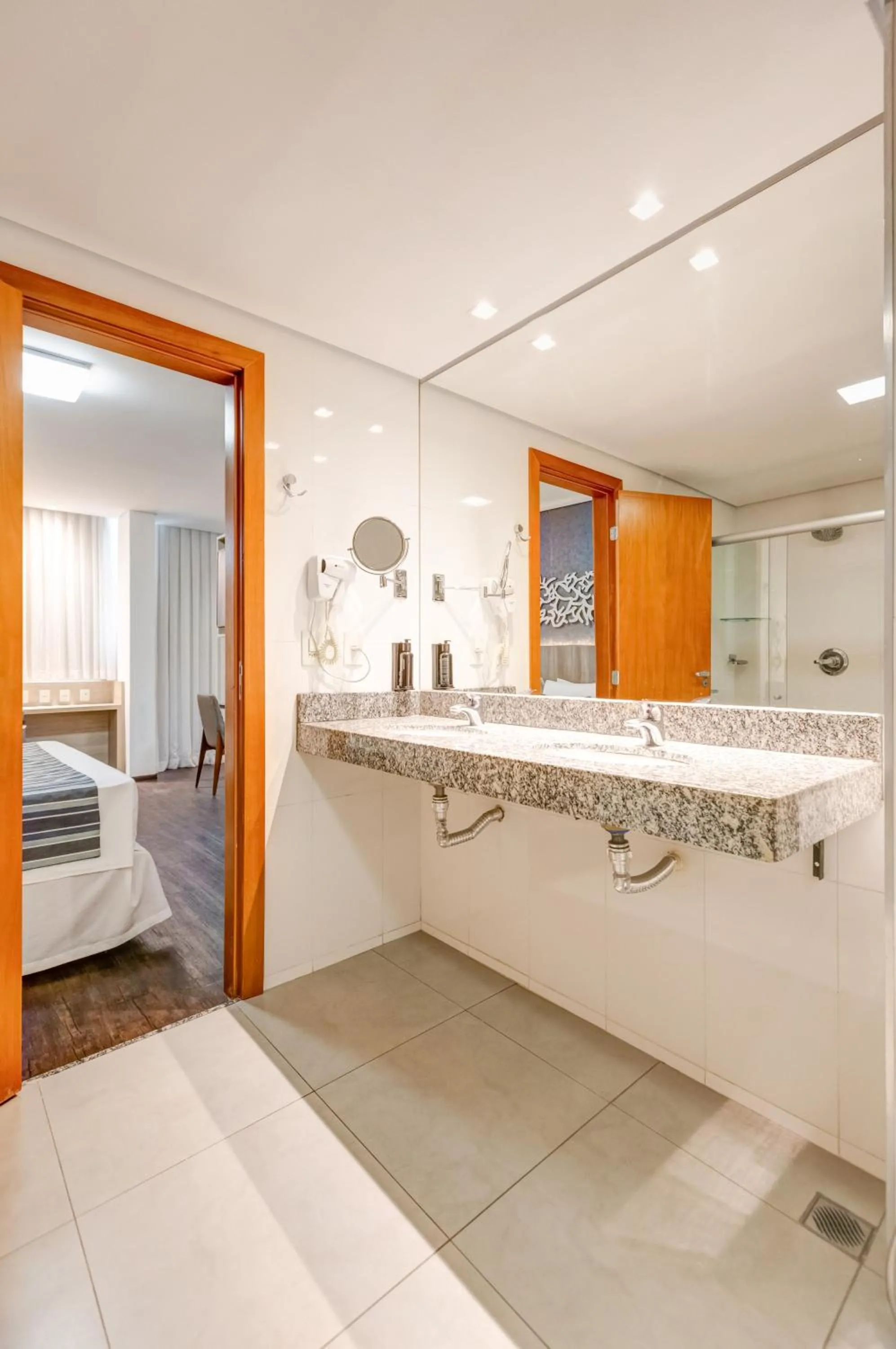 Bathroom, Bed in Allia Gran Pampulha Suites