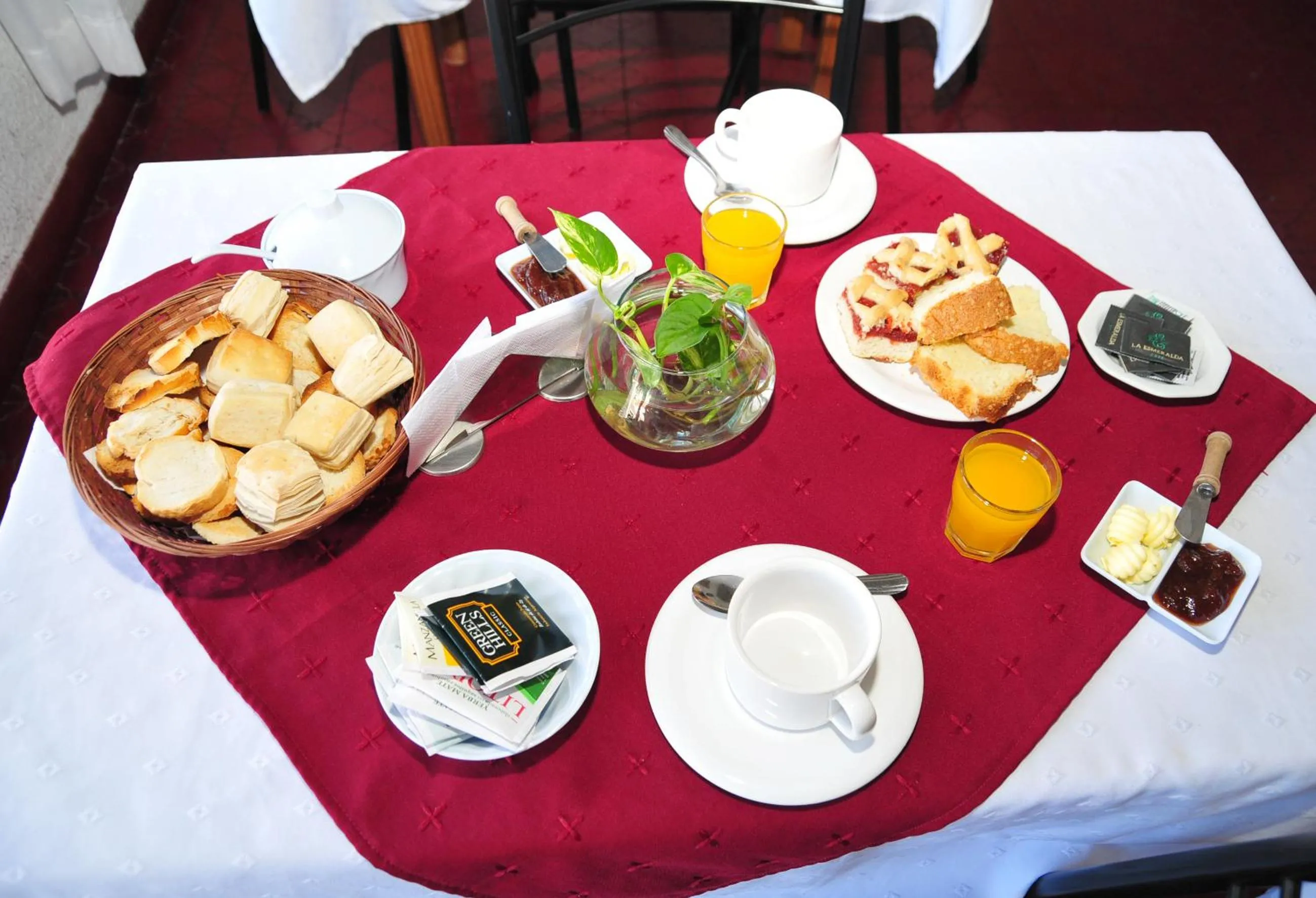 Food and drinks in Hotel Yaro