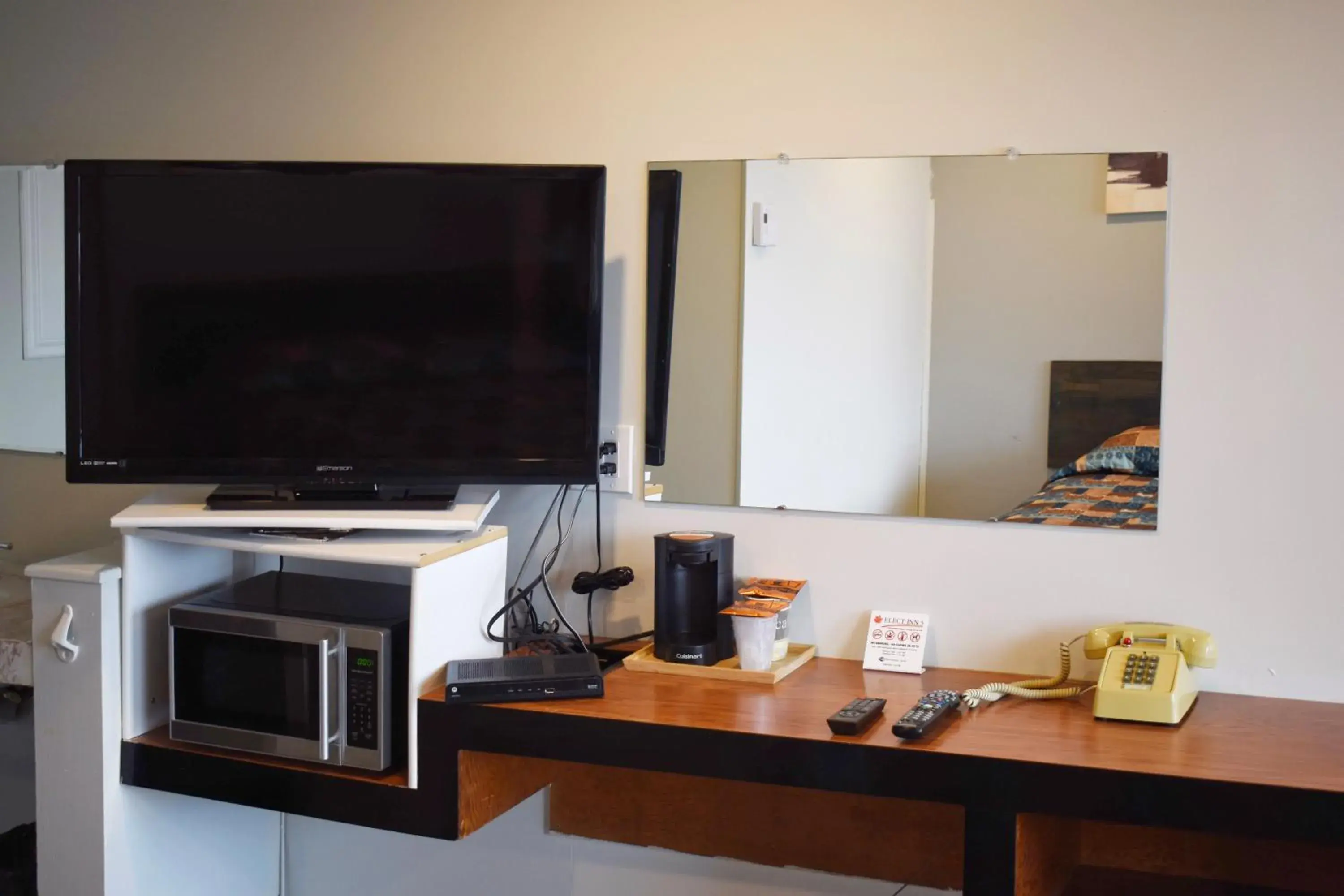 Queen Room with Two Queen Beds in Elect Inn 5 Queen Room with Two Queen Beds in Elect Inn 5