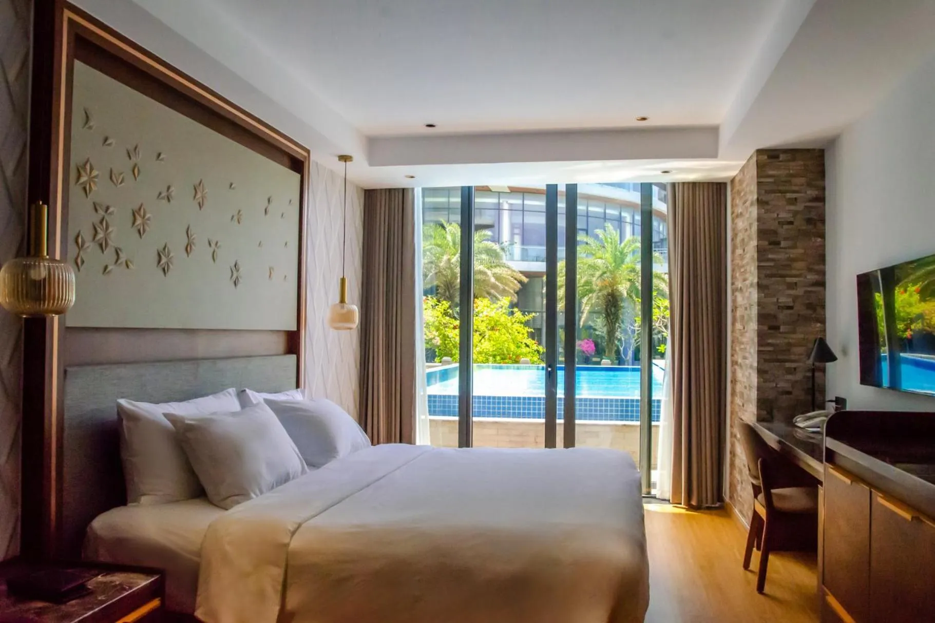 Pool view, Bed in KOI Resort & Residence Da Nang - Inclusive Spa access